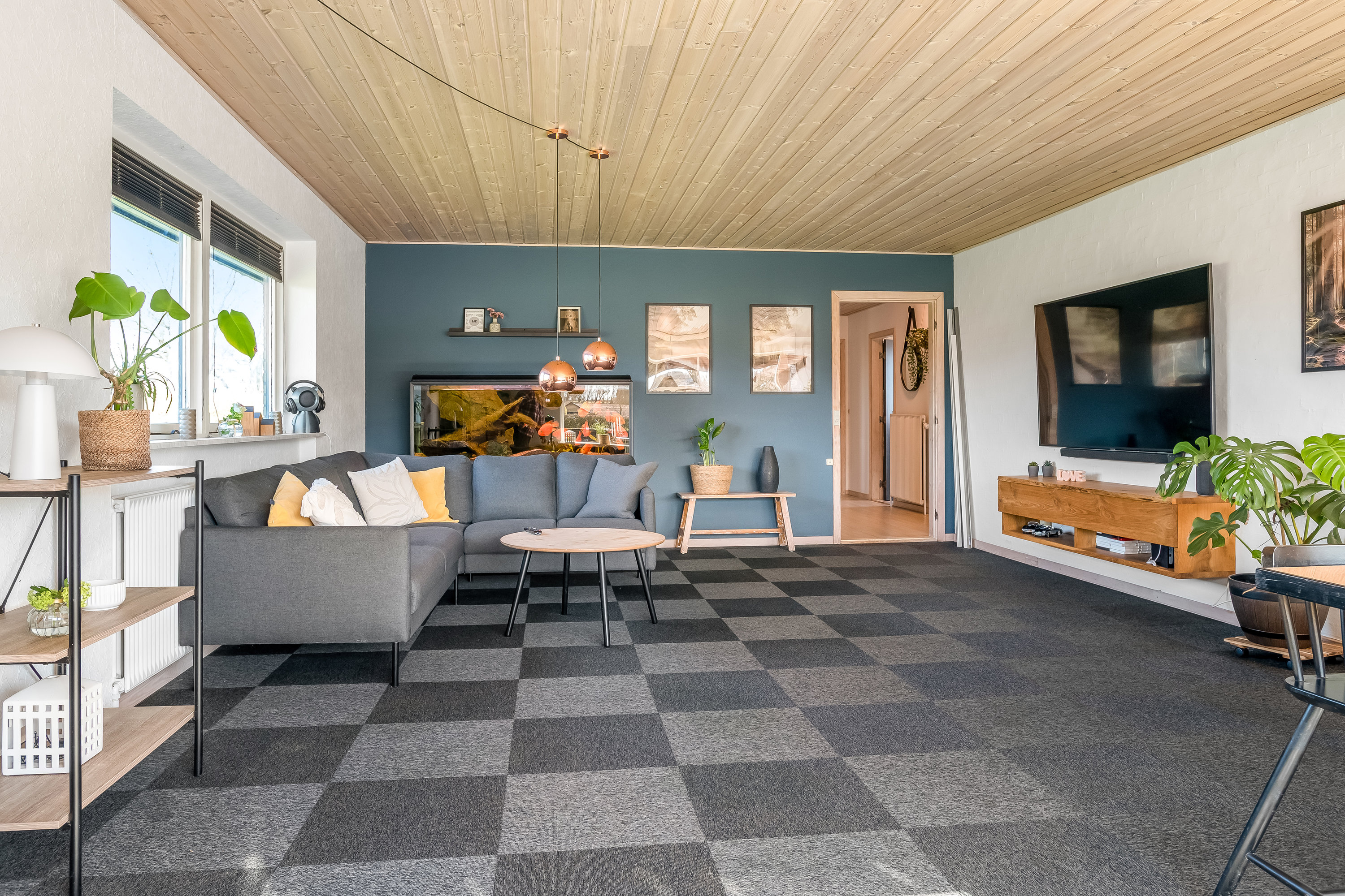 Fremhævet stue billede i fuldskærmstilstand. Billede af Lindevænget 1, 7560 Hjerm