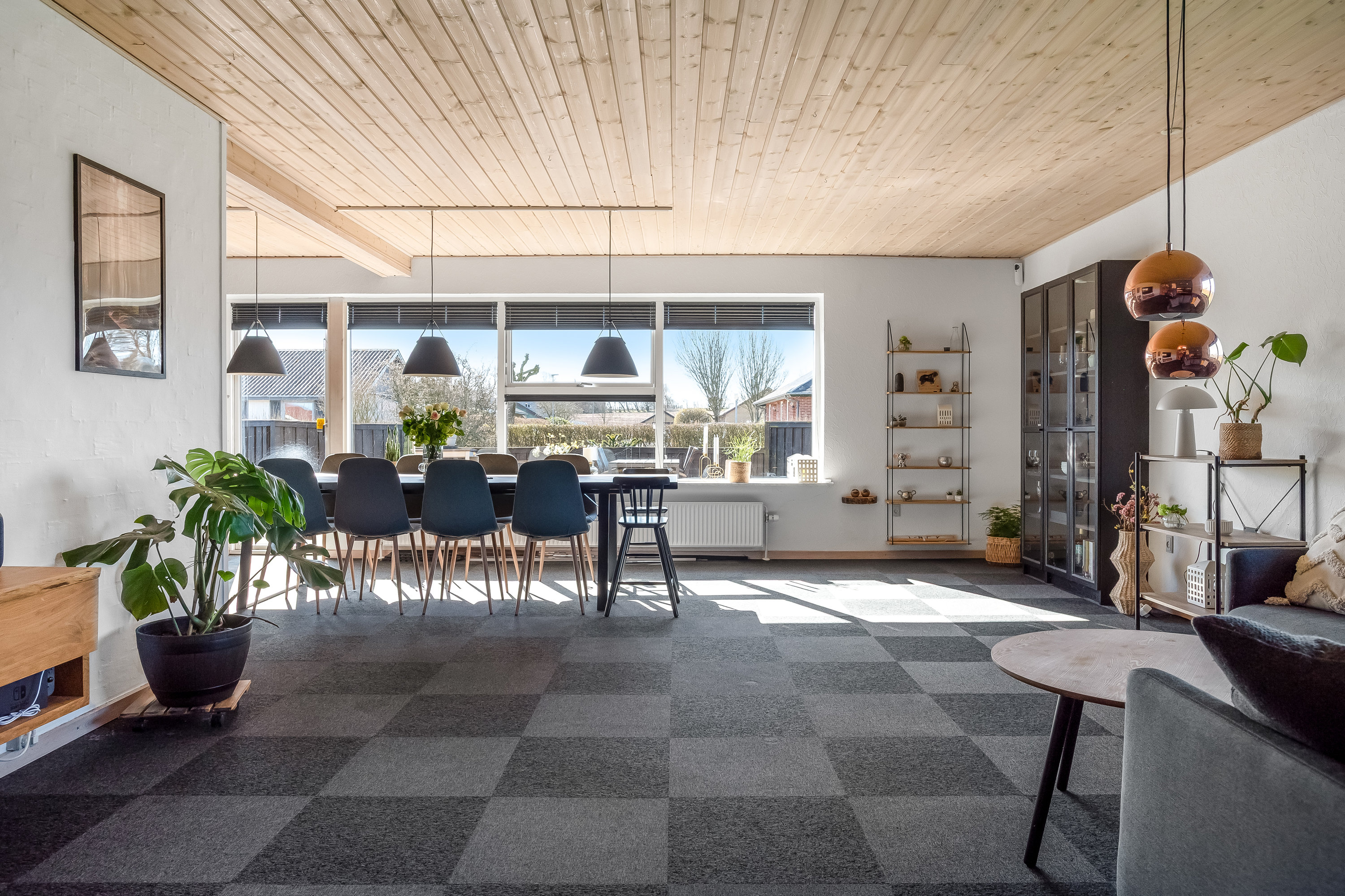 Fremhævet stue billede i fuldskærmstilstand. Billede af Lindevænget 1, 7560 Hjerm