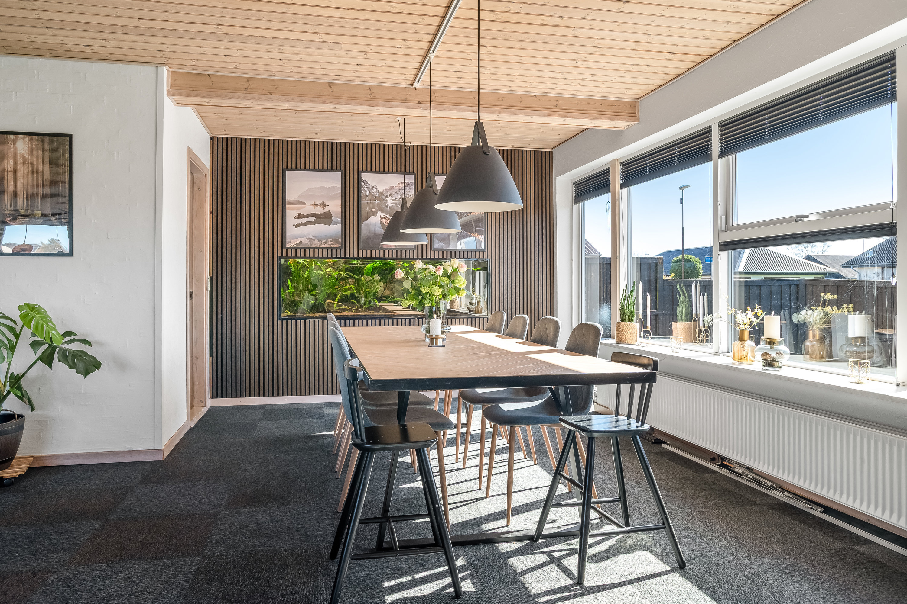 Fremhævet stue billede i fuldskærmstilstand. Billede af Lindevænget 1, 7560 Hjerm