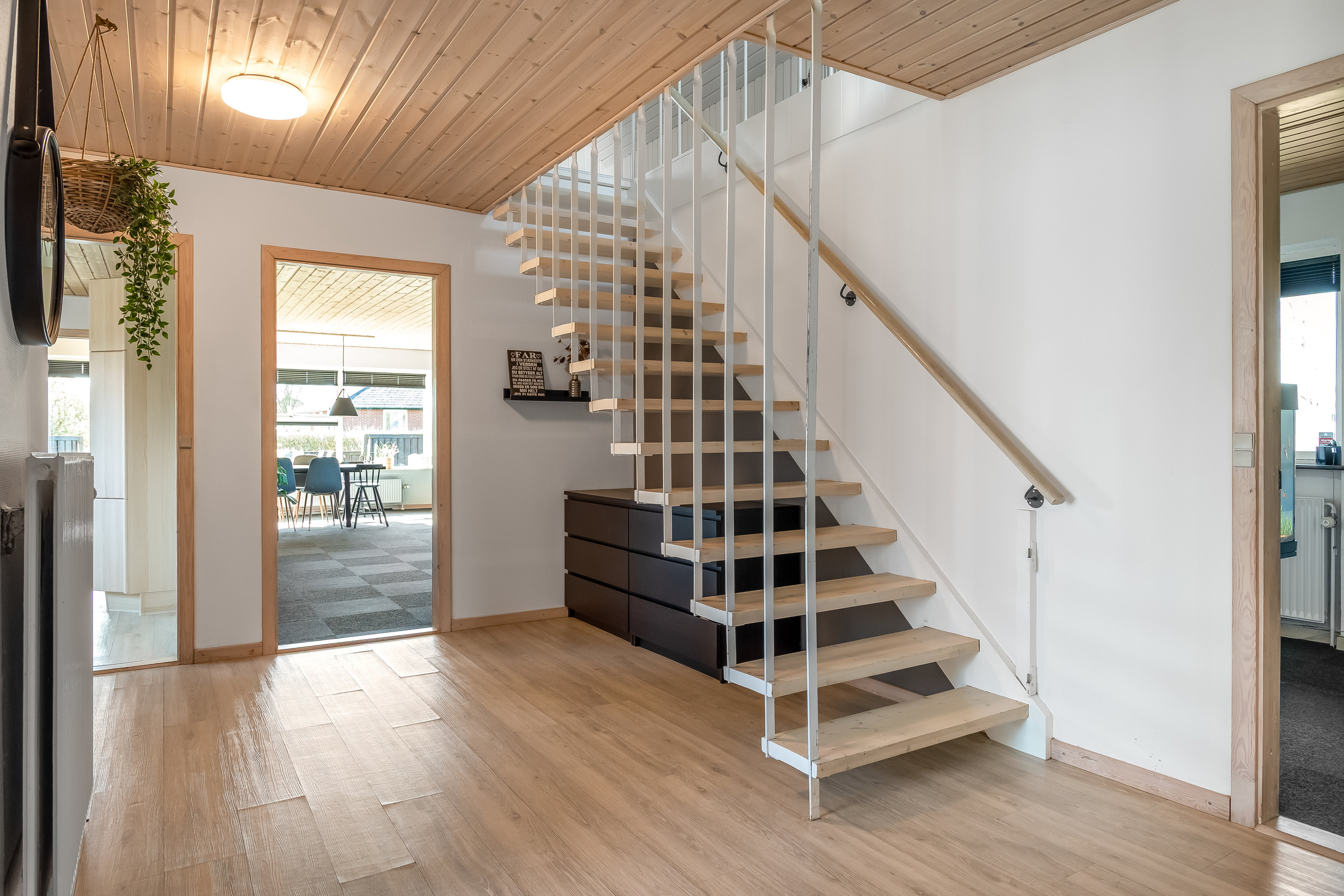 Fremhævet hall billede i fuldskærmstilstand. Billede af Lindevænget 1, 7560 Hjerm