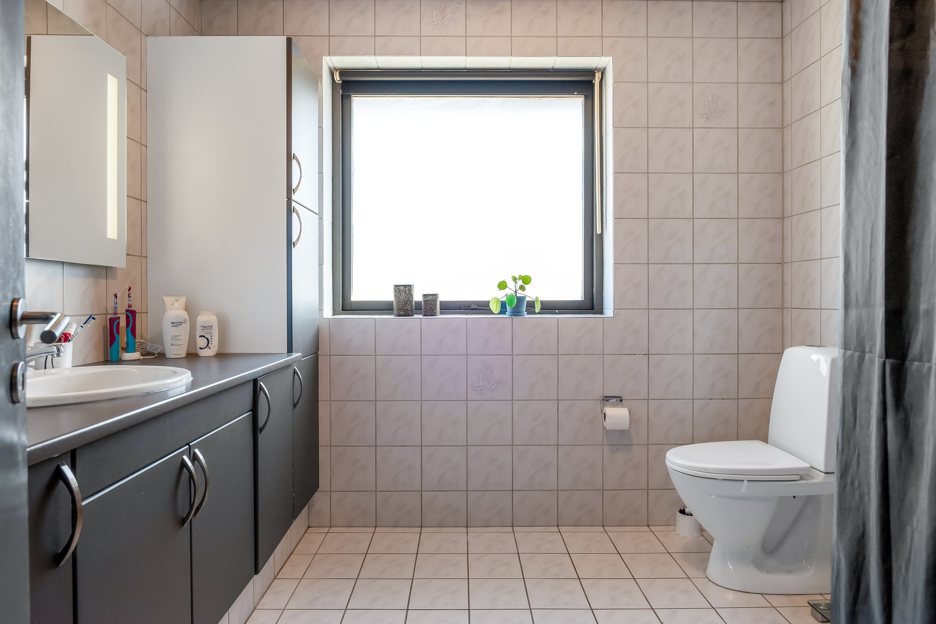 Fremhævet badeværelse billede i fuldskærmstilstand. Billede af Lindevænget 1, 7560 Hjerm