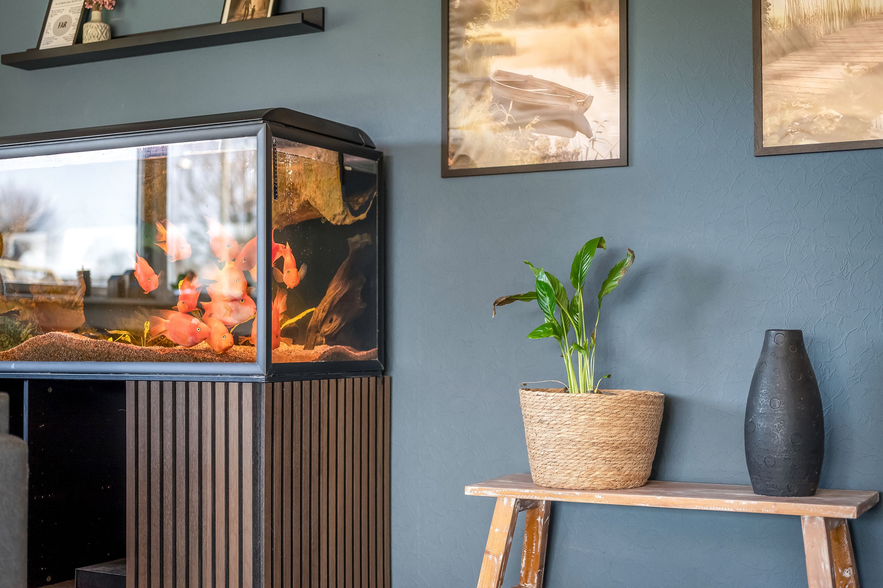 Fremhævet stue billede i fuldskærmstilstand. Billede af Lindevænget 1, 7560 Hjerm