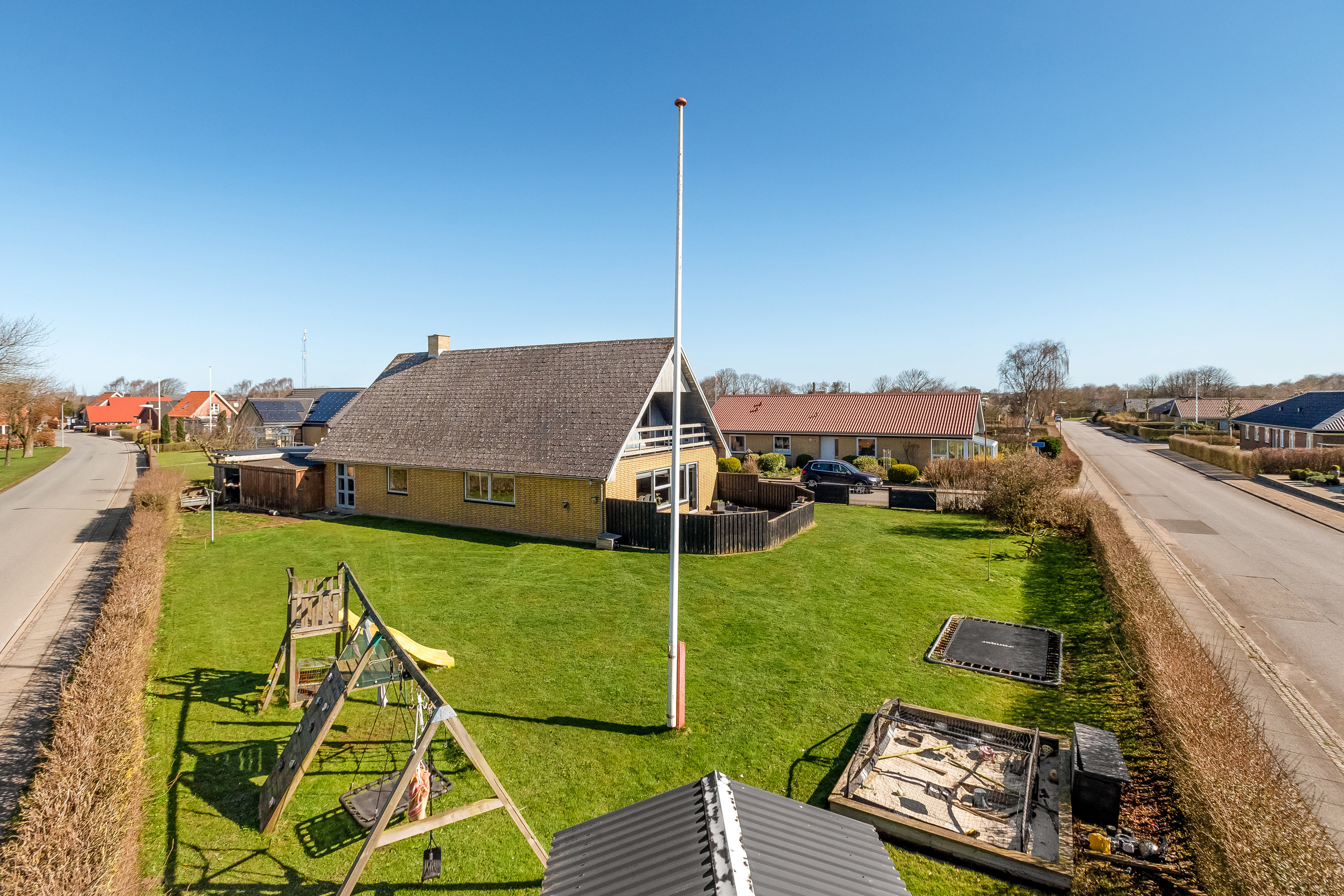 Fremhævet ejendommen billede i fuldskærmstilstand. Billede af Lindevænget 1, 7560 Hjerm