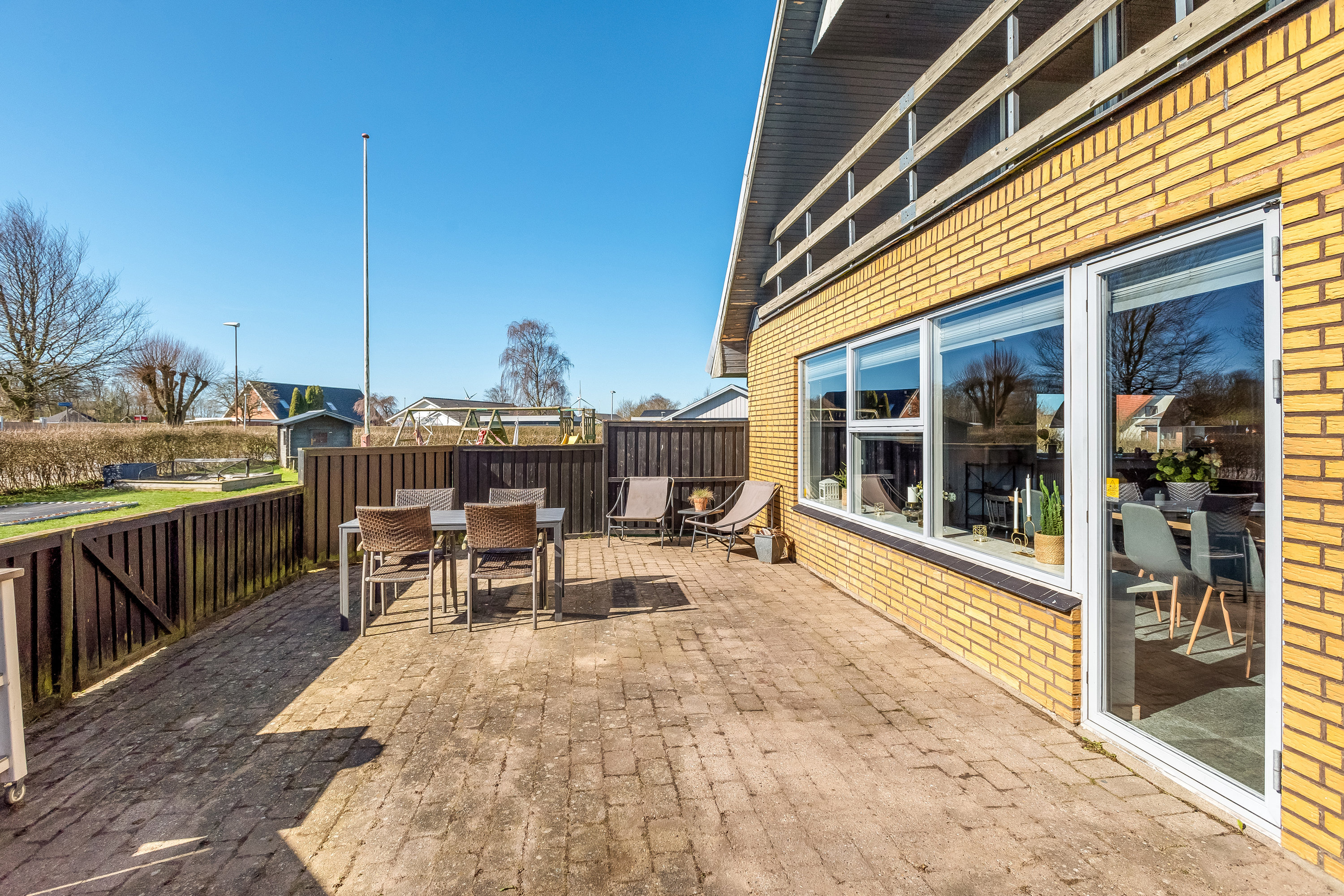 Fremhævet terrasse billede i fuldskærmstilstand. Billede af Lindevænget 1, 7560 Hjerm