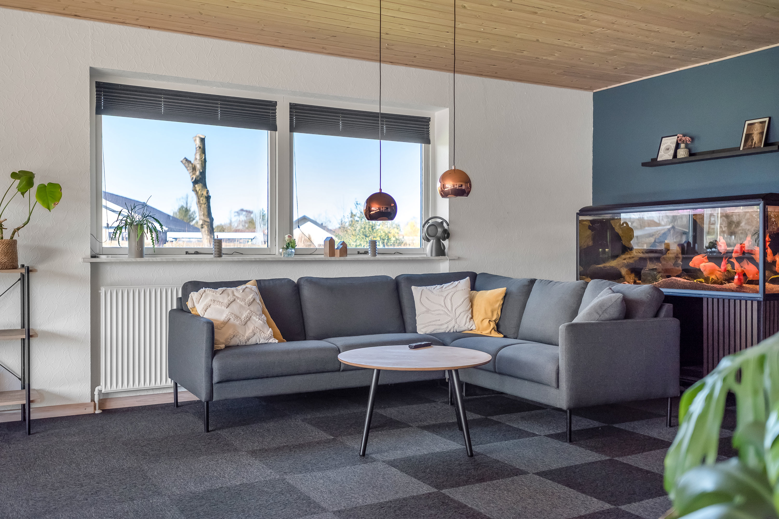 Fremhævet stue billede i fuldskærmstilstand. Billede af Lindevænget 1, 7560 Hjerm