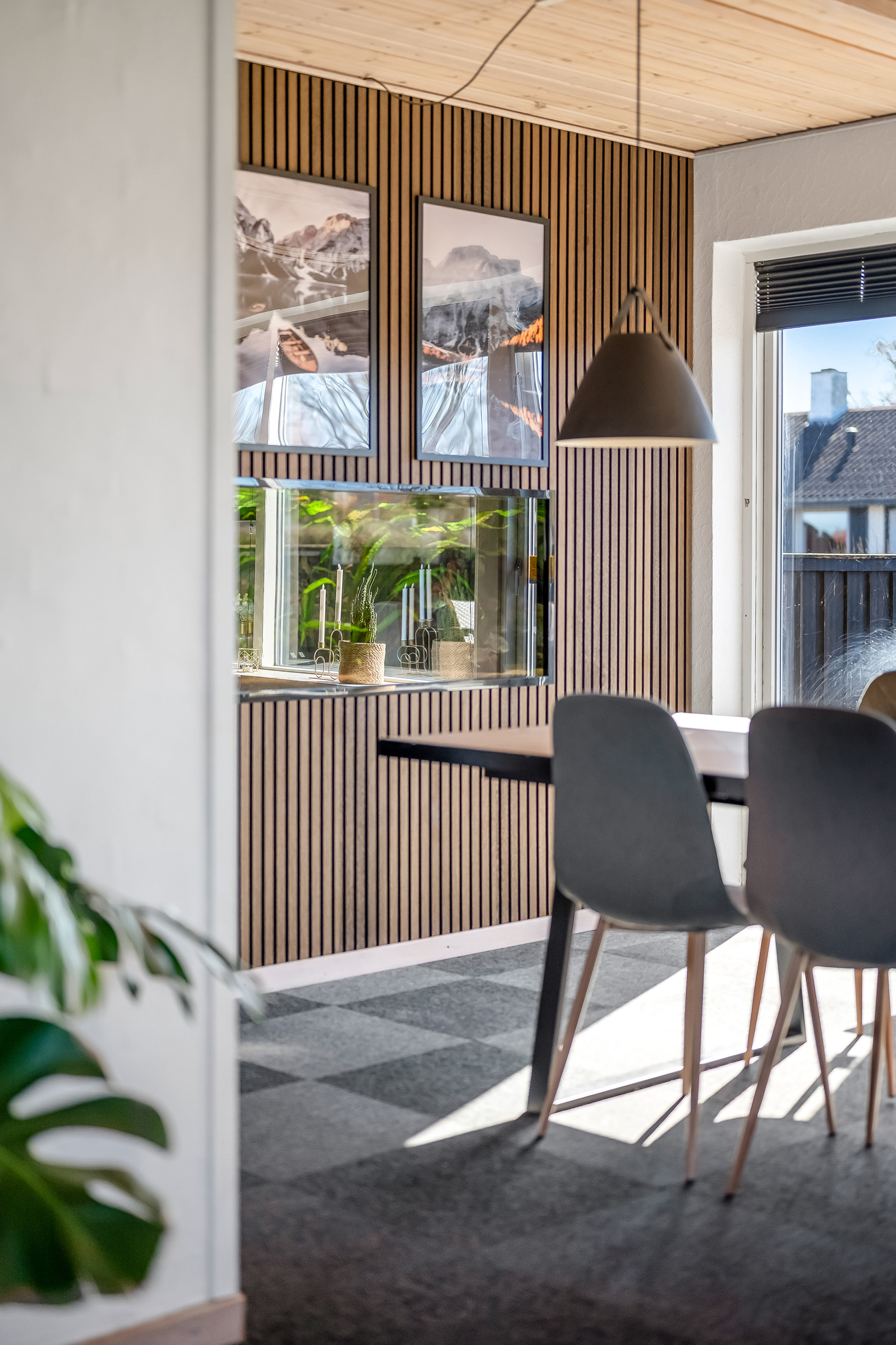 Fremhævet stue billede i fuldskærmstilstand. Billede af Lindevænget 1, 7560 Hjerm