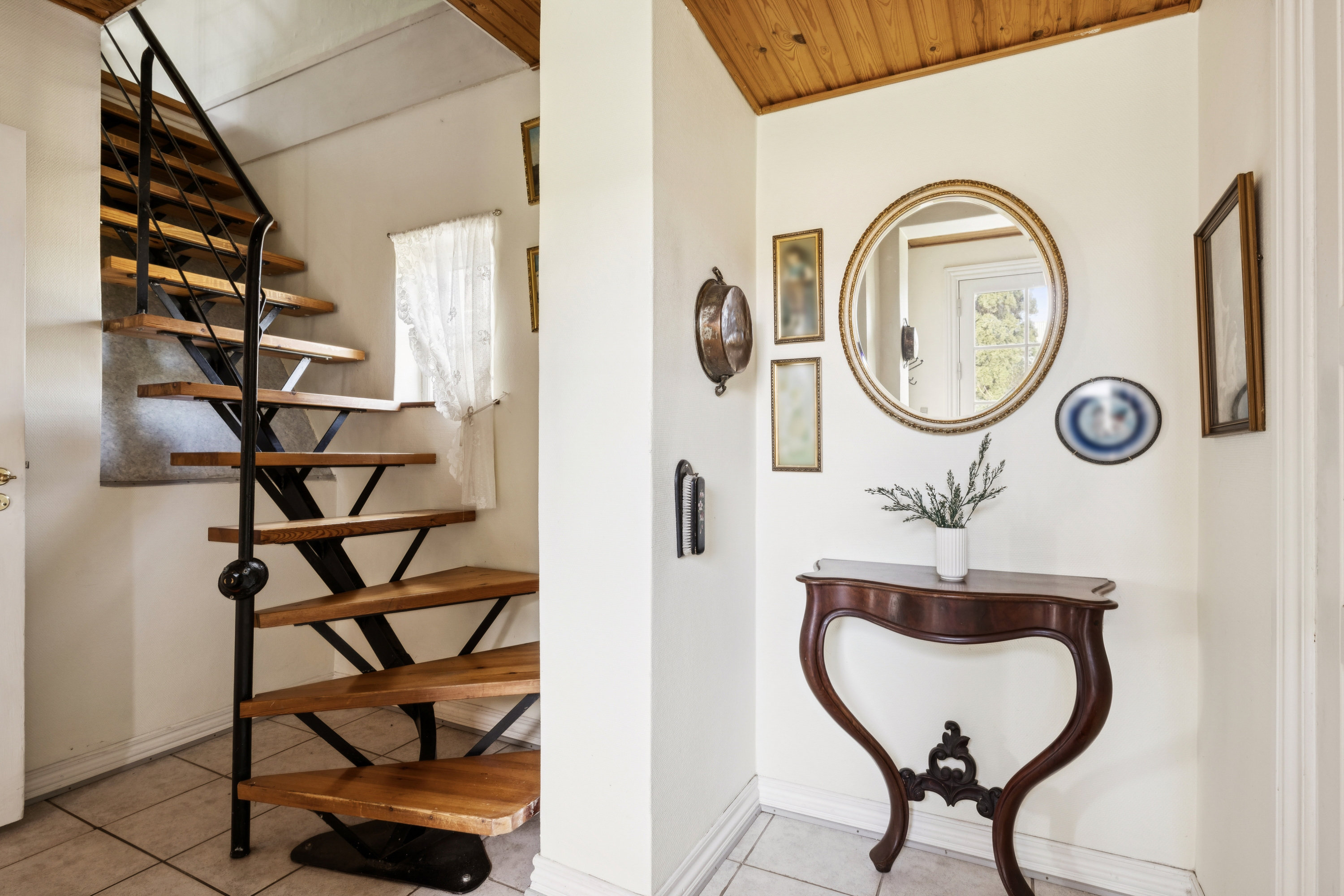 Fremhævet gang billede i fuldskærmstilstand. Billede af Kvolsvej 12, 8831 Løgstrup