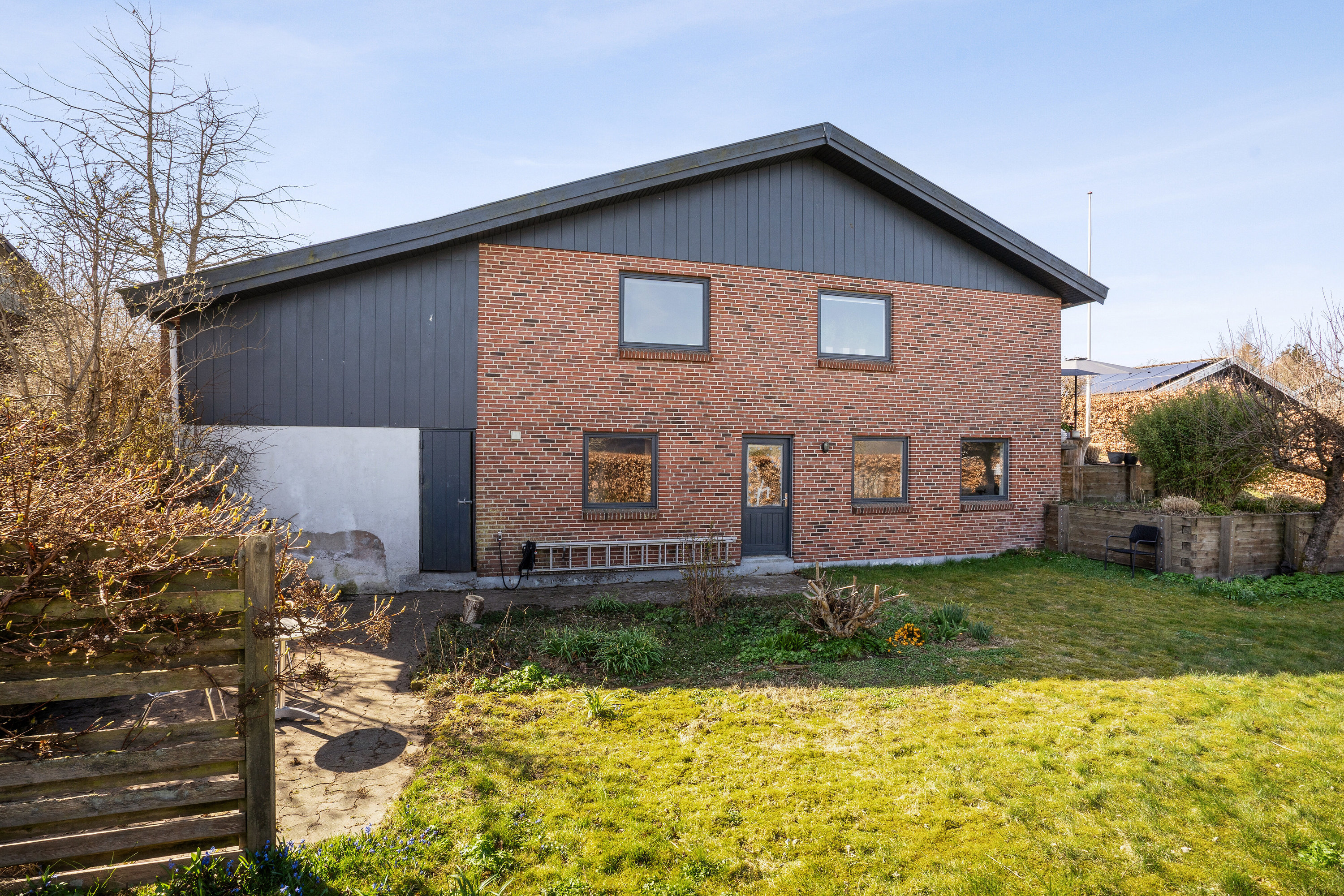 Fremhævet set fra haven billede i fuldskærmstilstand. Billede af Figenvej 12, 4690 Haslev