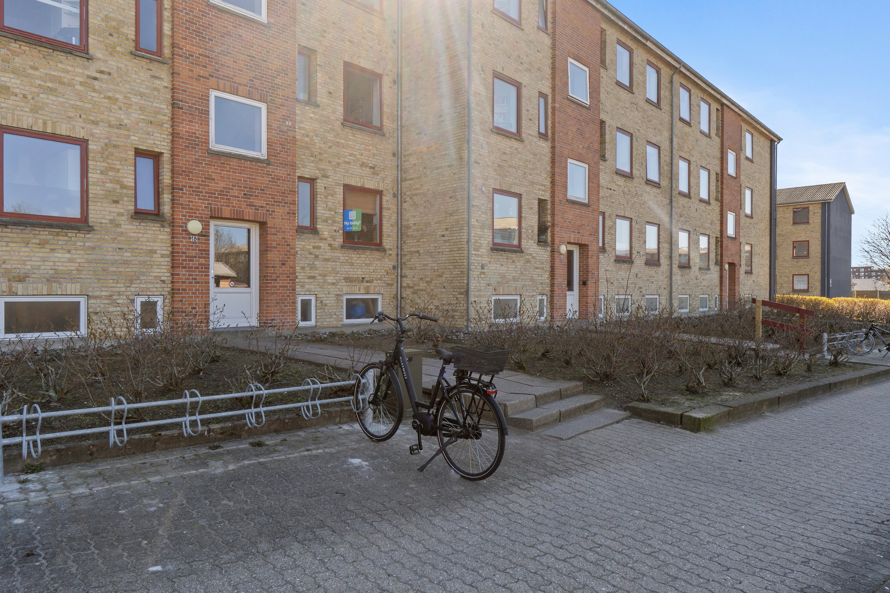 Fremhævet facade billede i fuldskærmstilstand. Billede af Roskildevænget 18, st.. th., 4000 Roskilde