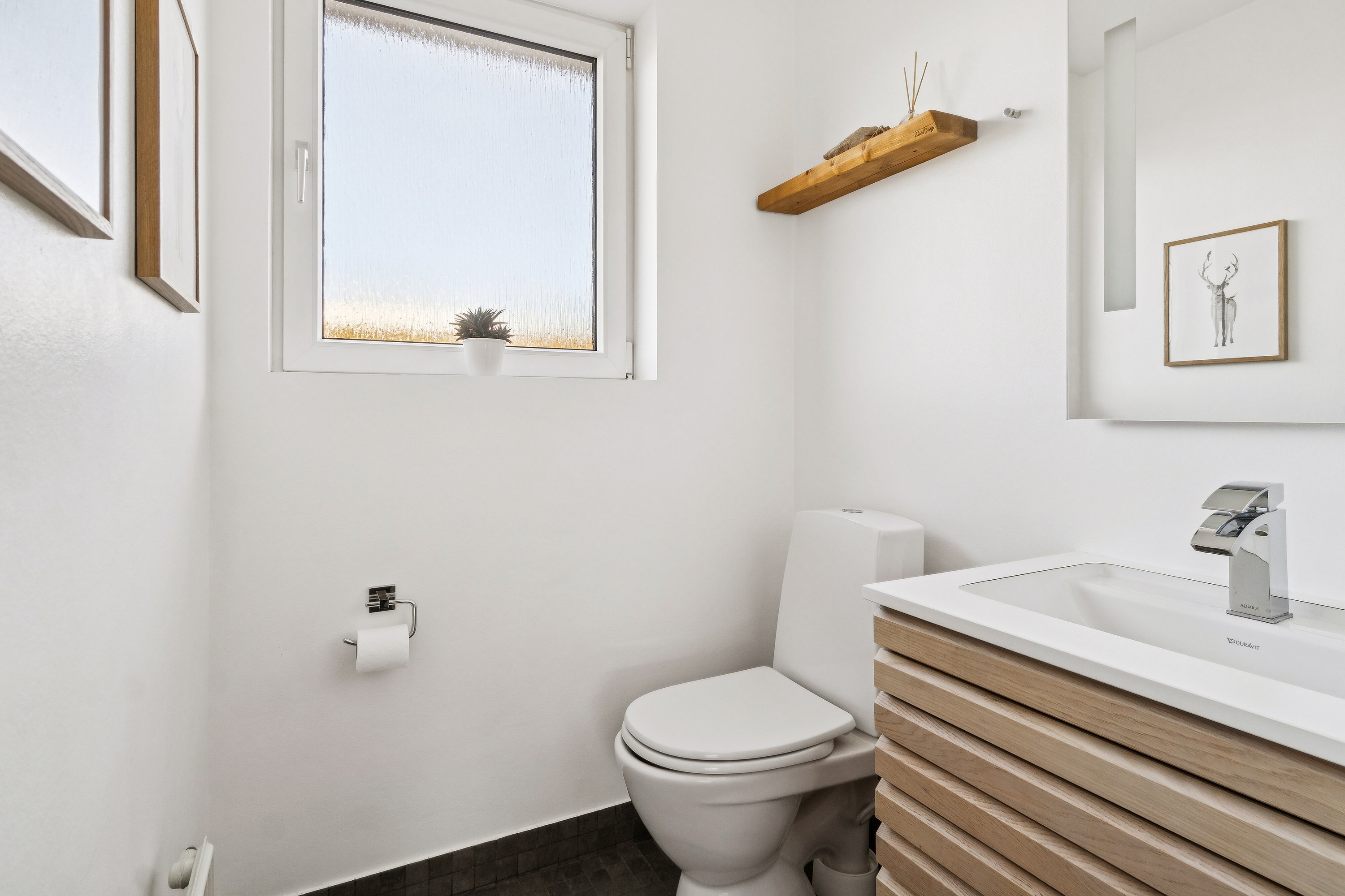 Fremhævet toilet billede i fuldskærmstilstand. Billede af Damvænget 22, 8310 Tranbjerg J