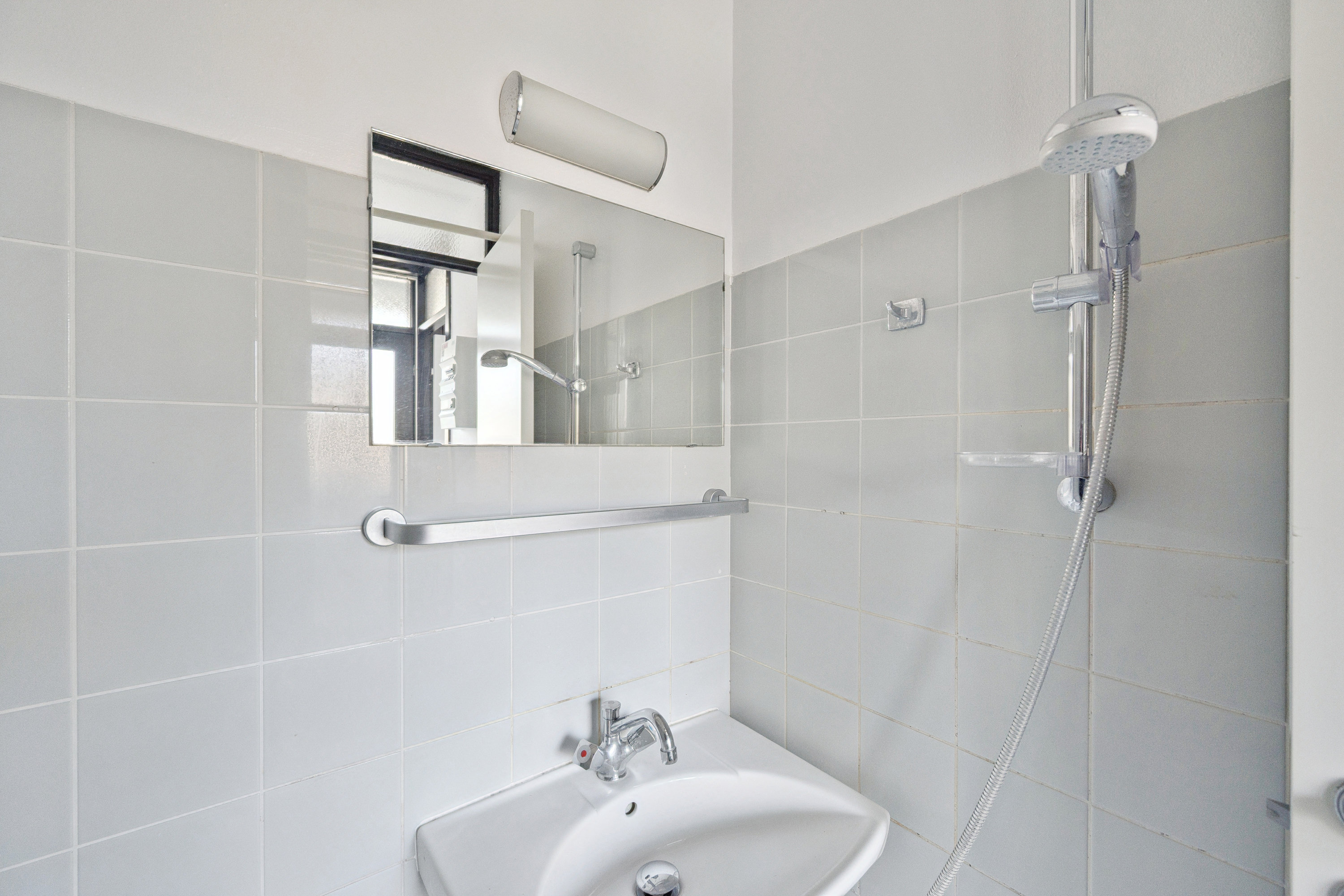 Fremhævet badeværelse billede i fuldskærmstilstand. Billede af Vestervang 10, 1. 1011., 8000 Aarhus C