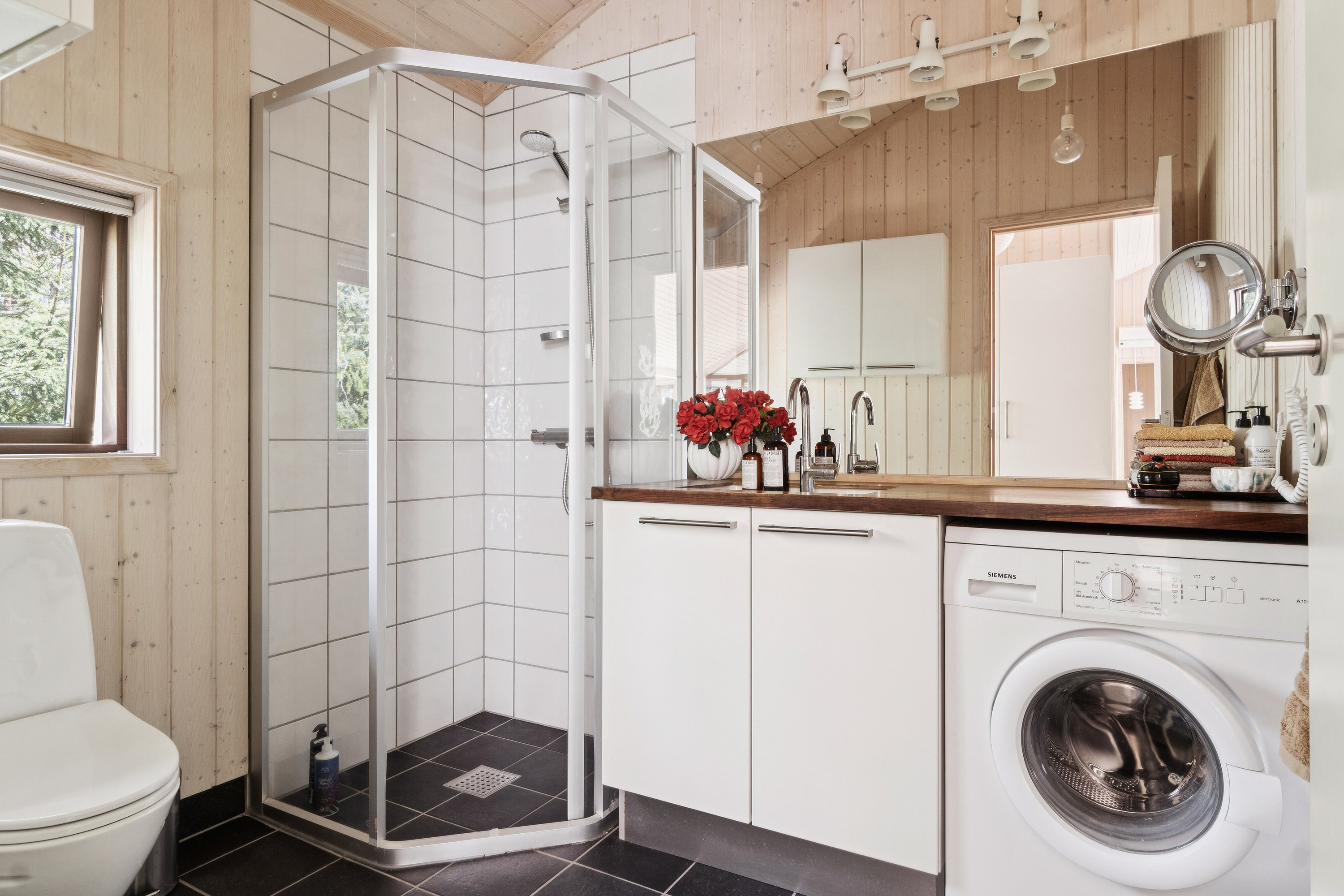 Fremhævet badeværelse billede i fuldskærmstilstand. Billede af Reinhard Van Hauensvej 29, 3300 Frederiksværk