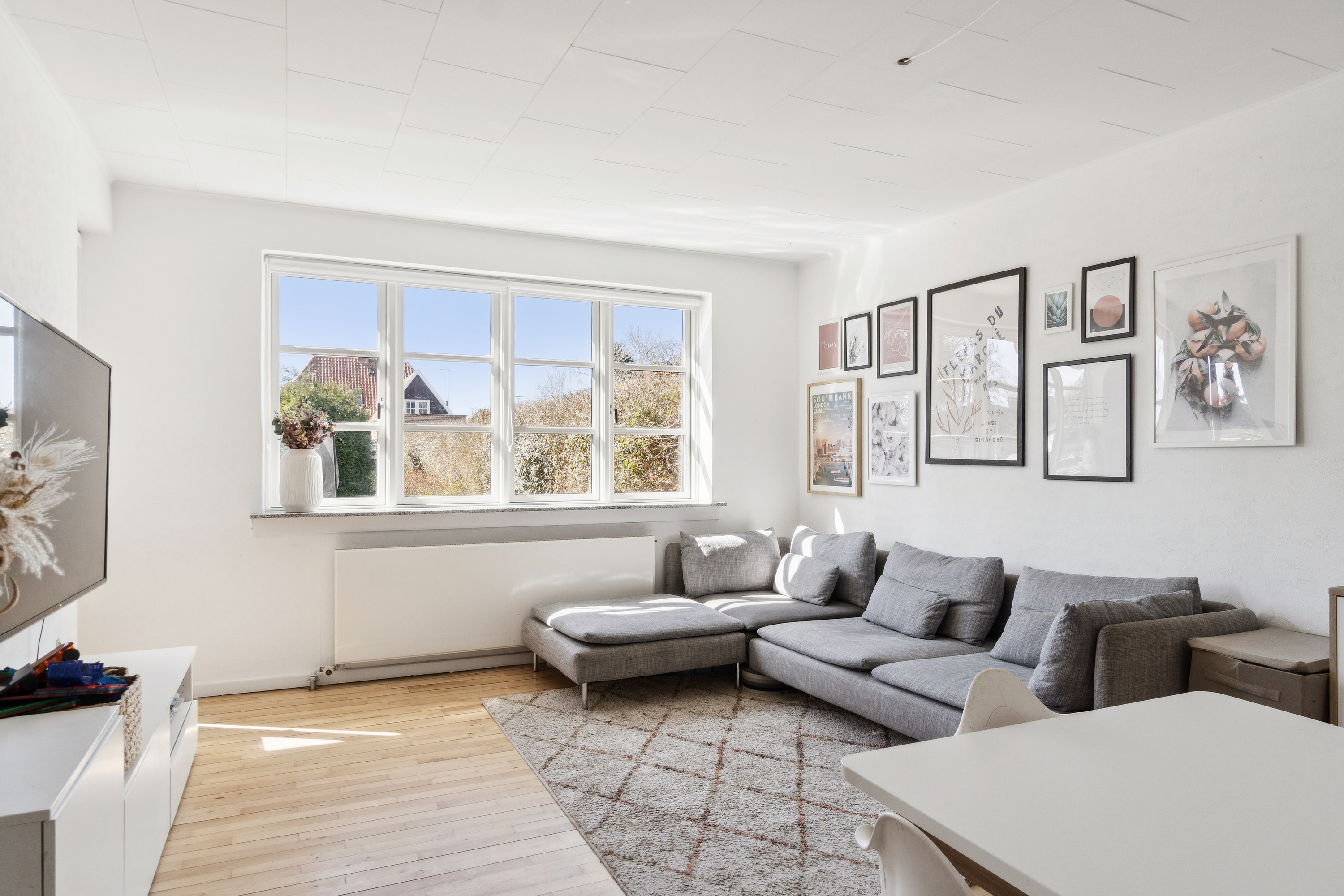 Fremhævet stue billede i fuldskærmstilstand. Billede af Eriksvej 4, 2600 Glostrup