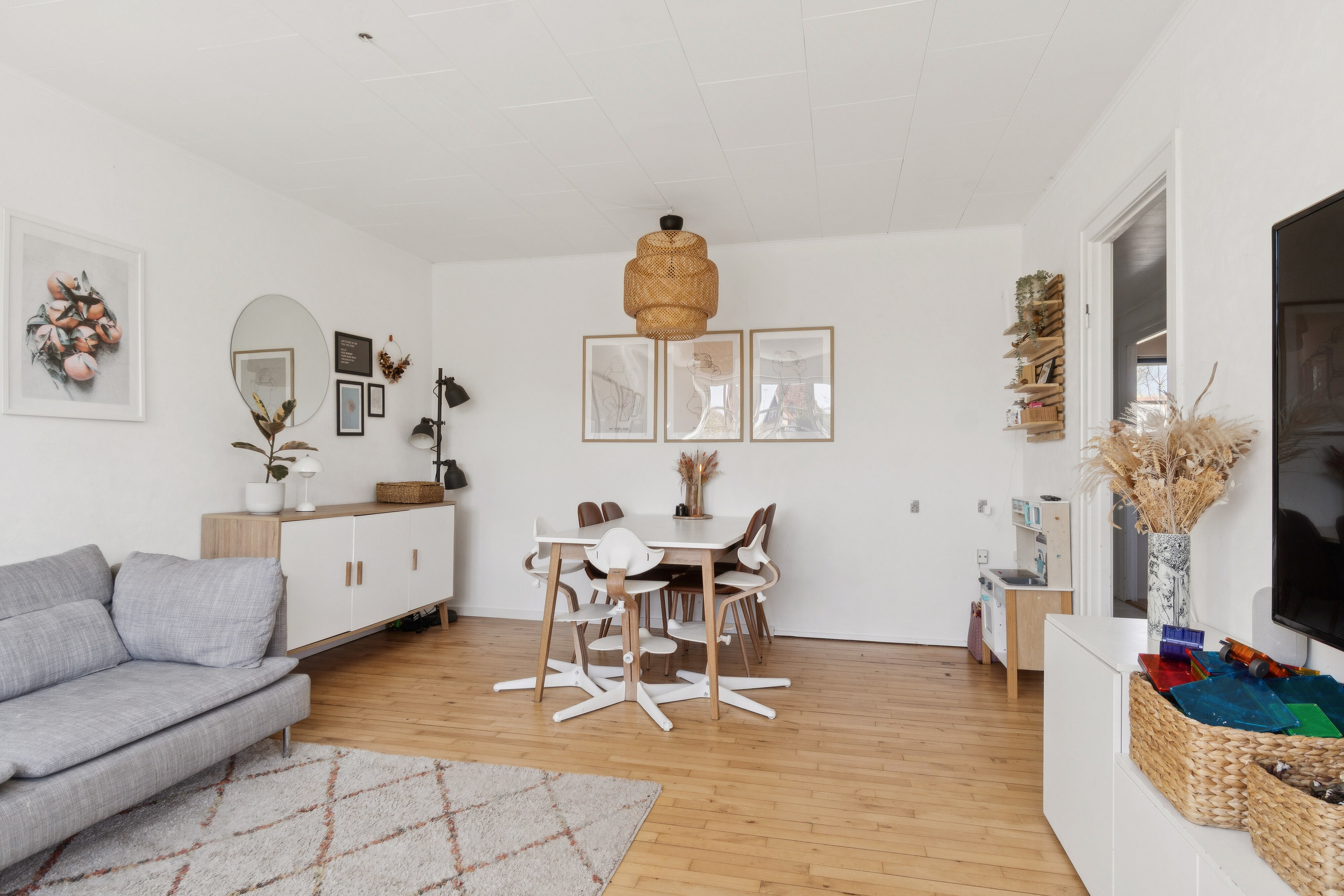 Fremhævet stue billede i fuldskærmstilstand. Billede af Eriksvej 4, 2600 Glostrup