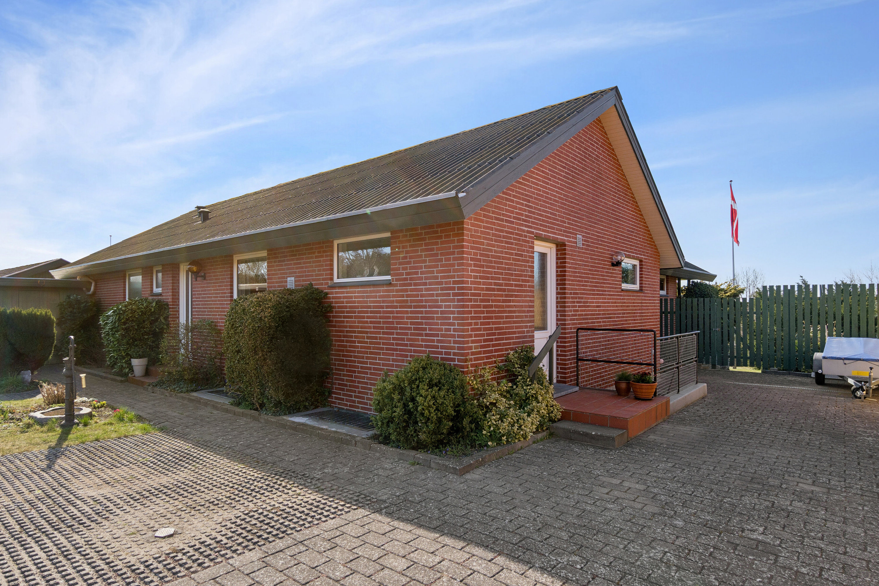 Fremhævet set fra vejen billede i fuldskærmstilstand. Billede af Granlyvænget 8, 4400 Kalundborg