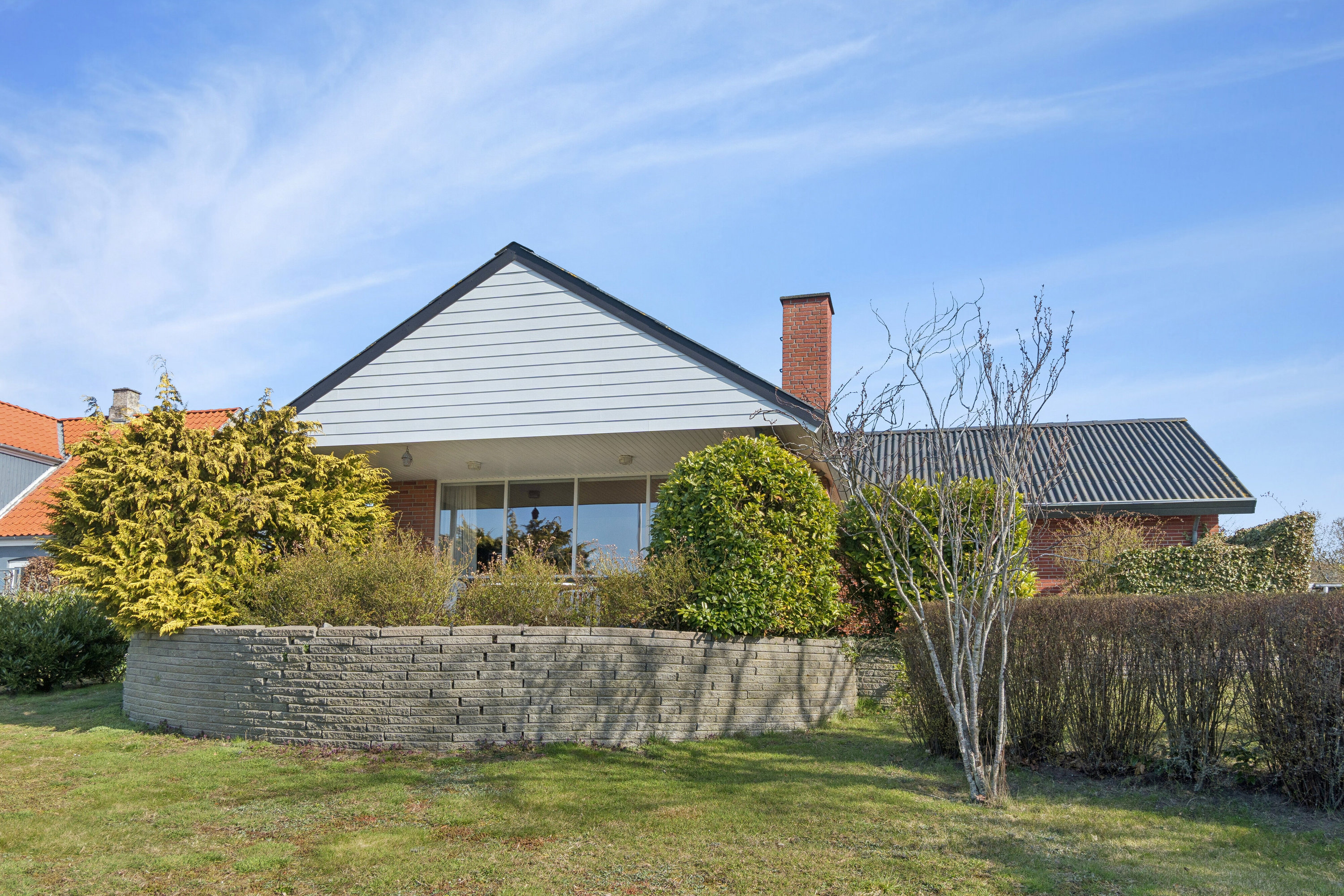 Fremhævet set fra haven billede i fuldskærmstilstand. Billede af Granlyvænget 8, 4400 Kalundborg