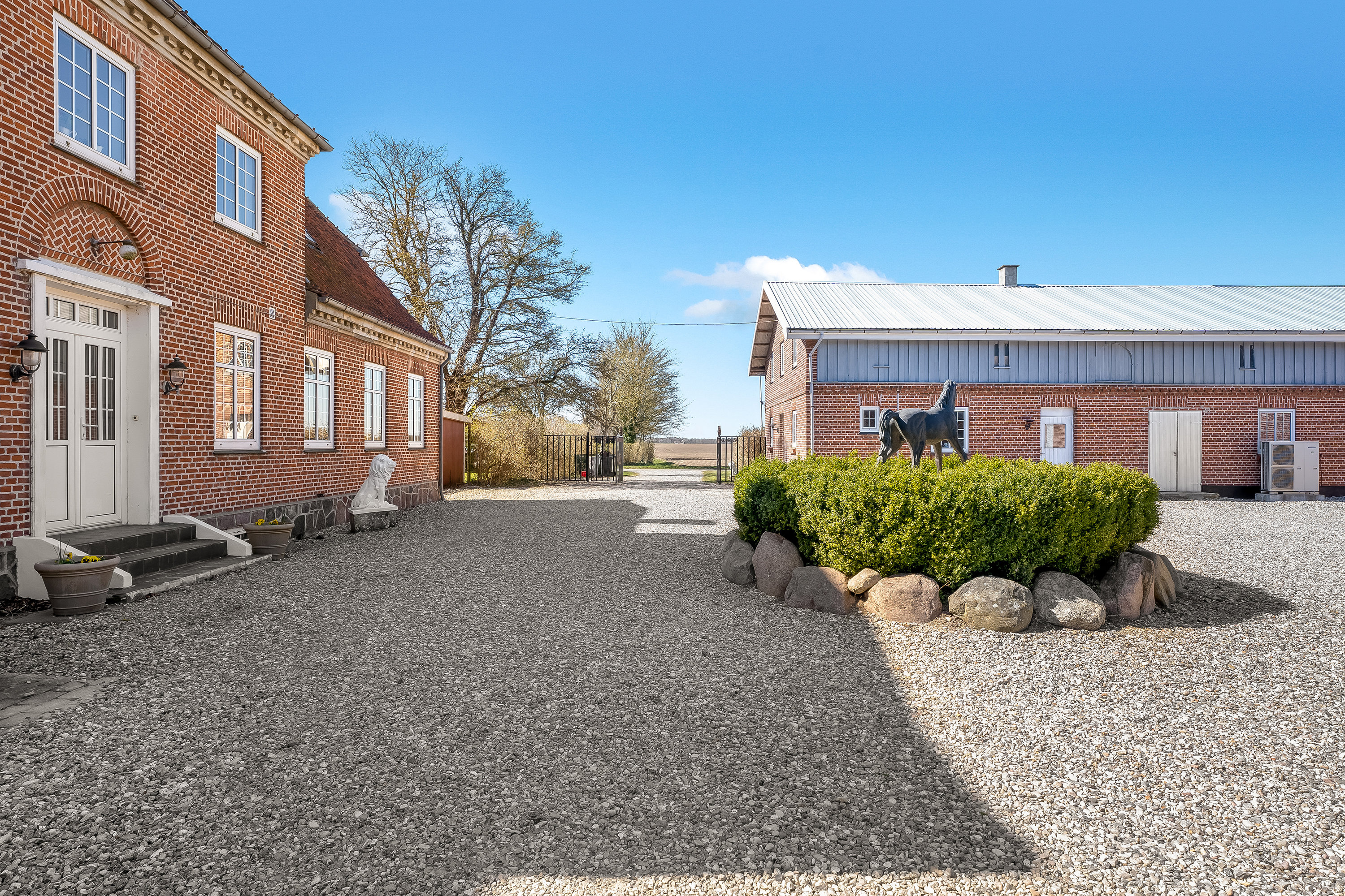 Fremhævet gårdsplads billede i fuldskærmstilstand. Billede af Øltappervej 4, 4952 Stokkemarke