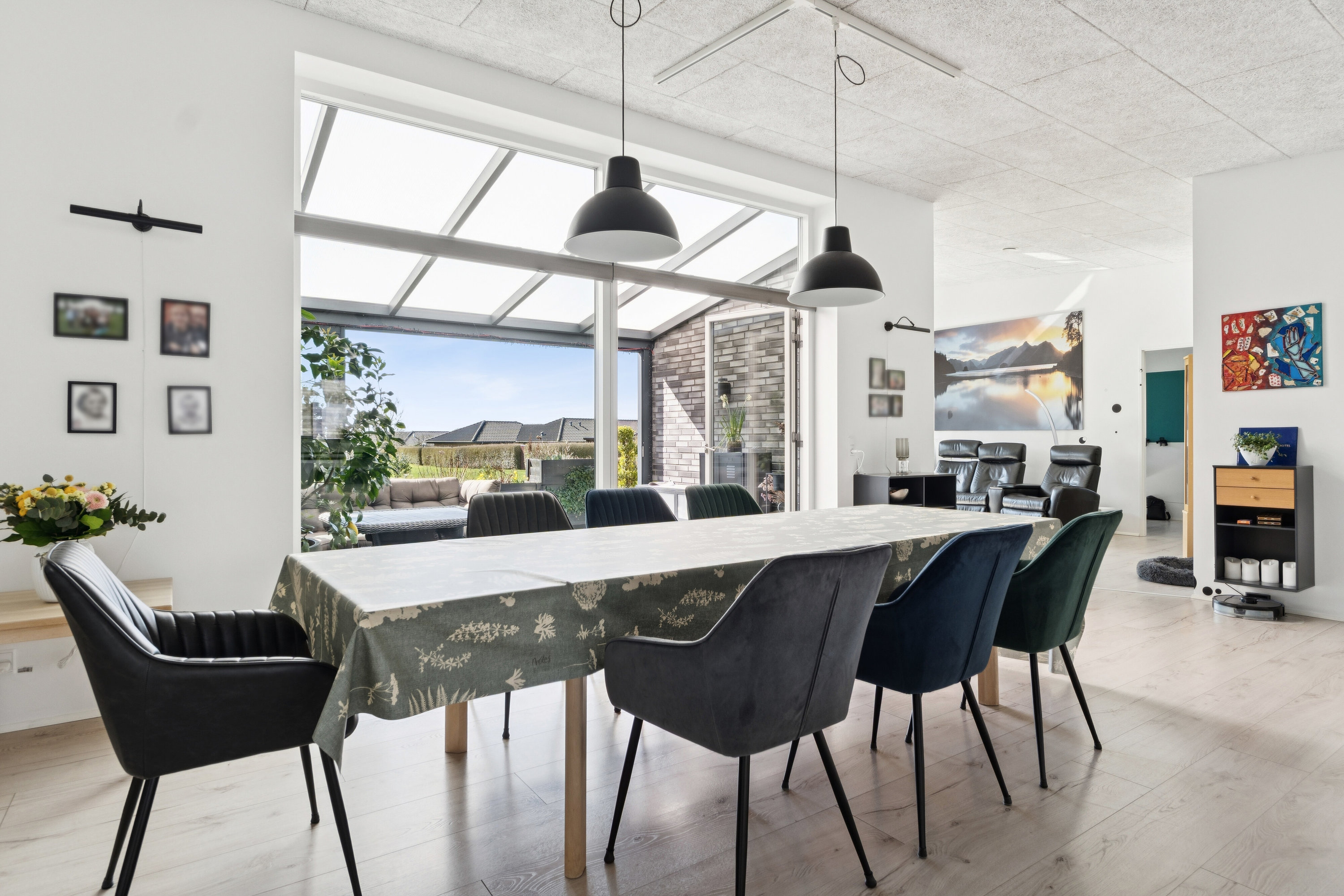 Fremhævet spisestue billede i fuldskærmstilstand. Billede af Svaneparken 253, 7430 Ikast