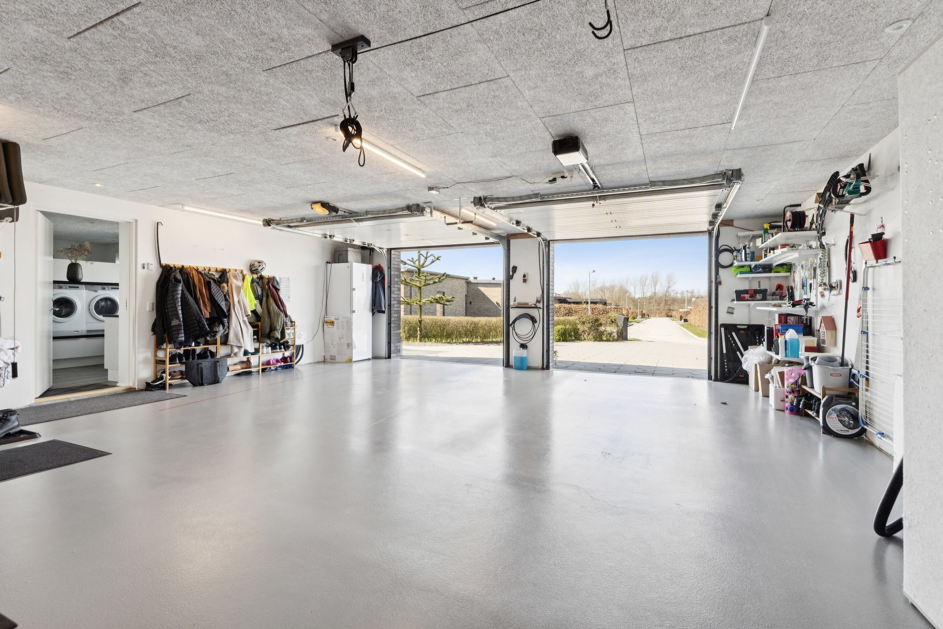 Fremhævet garage billede i fuldskærmstilstand. Billede af Svaneparken 253, 7430 Ikast