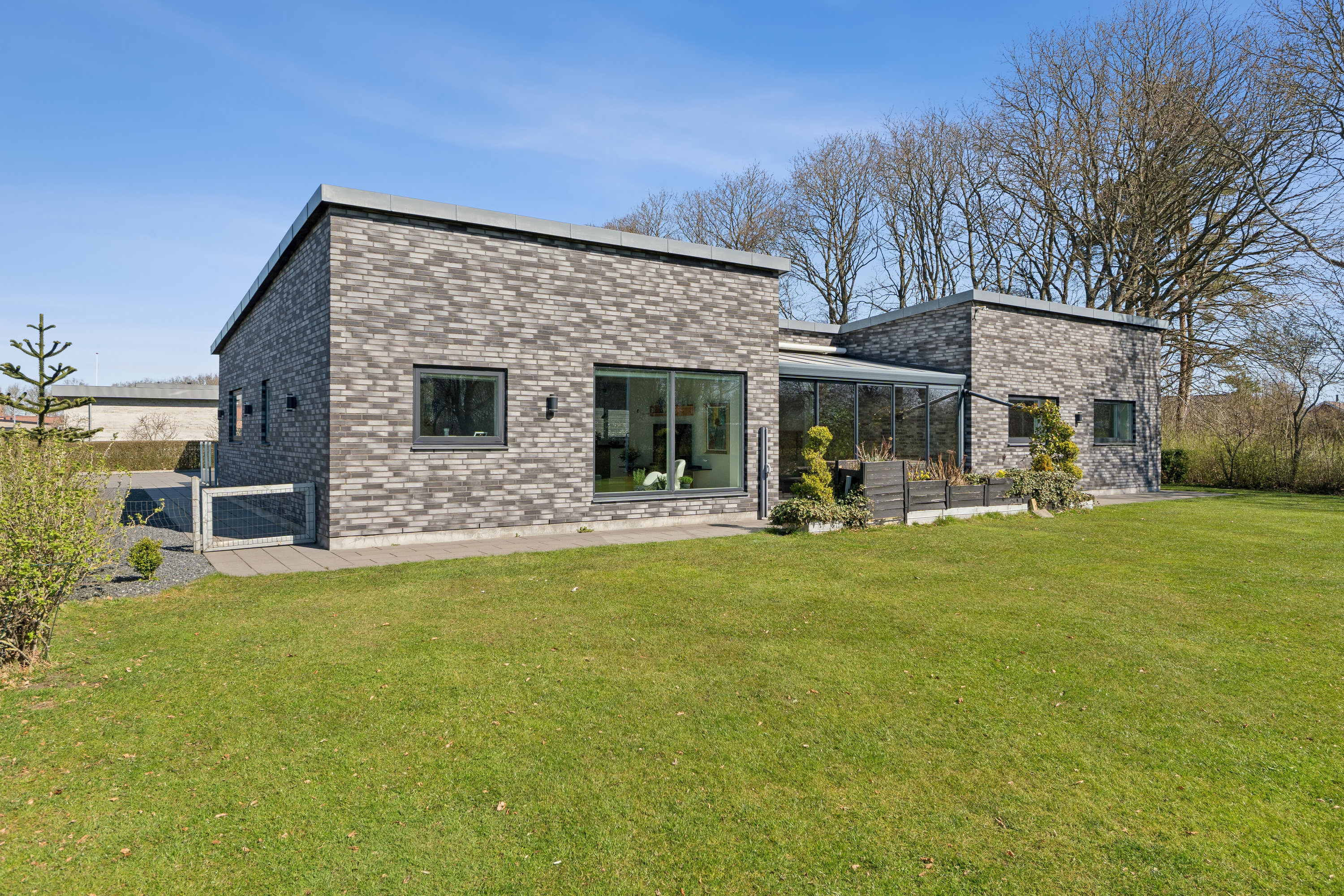 Fremhævet set fra haven billede i fuldskærmstilstand. Billede af Svaneparken 253, 7430 Ikast