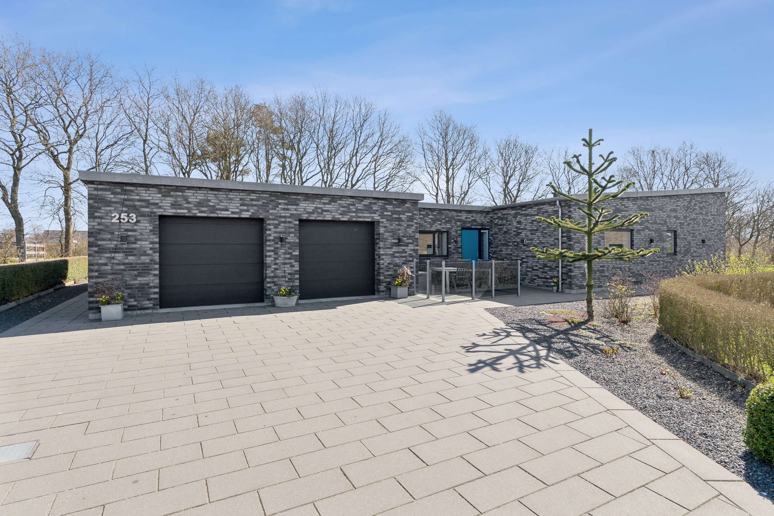 Fremhævet set fra vejen billede i fuldskærmstilstand. Billede af Svaneparken 253, 7430 Ikast