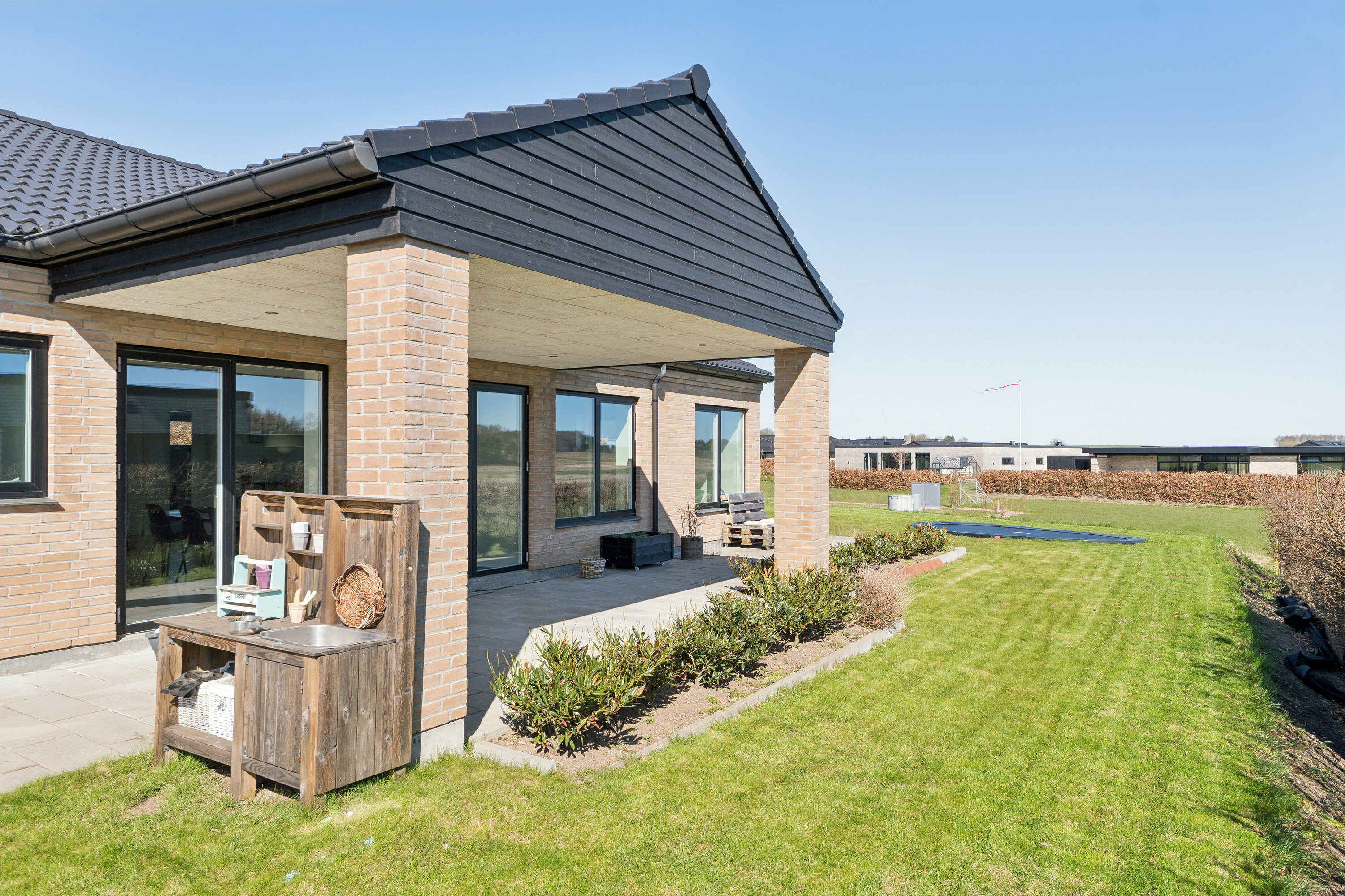 Fremhævet set fra haven billede i fuldskærmstilstand. Billede af Jytte Borbergs Vej 17, 8620 Kjellerup