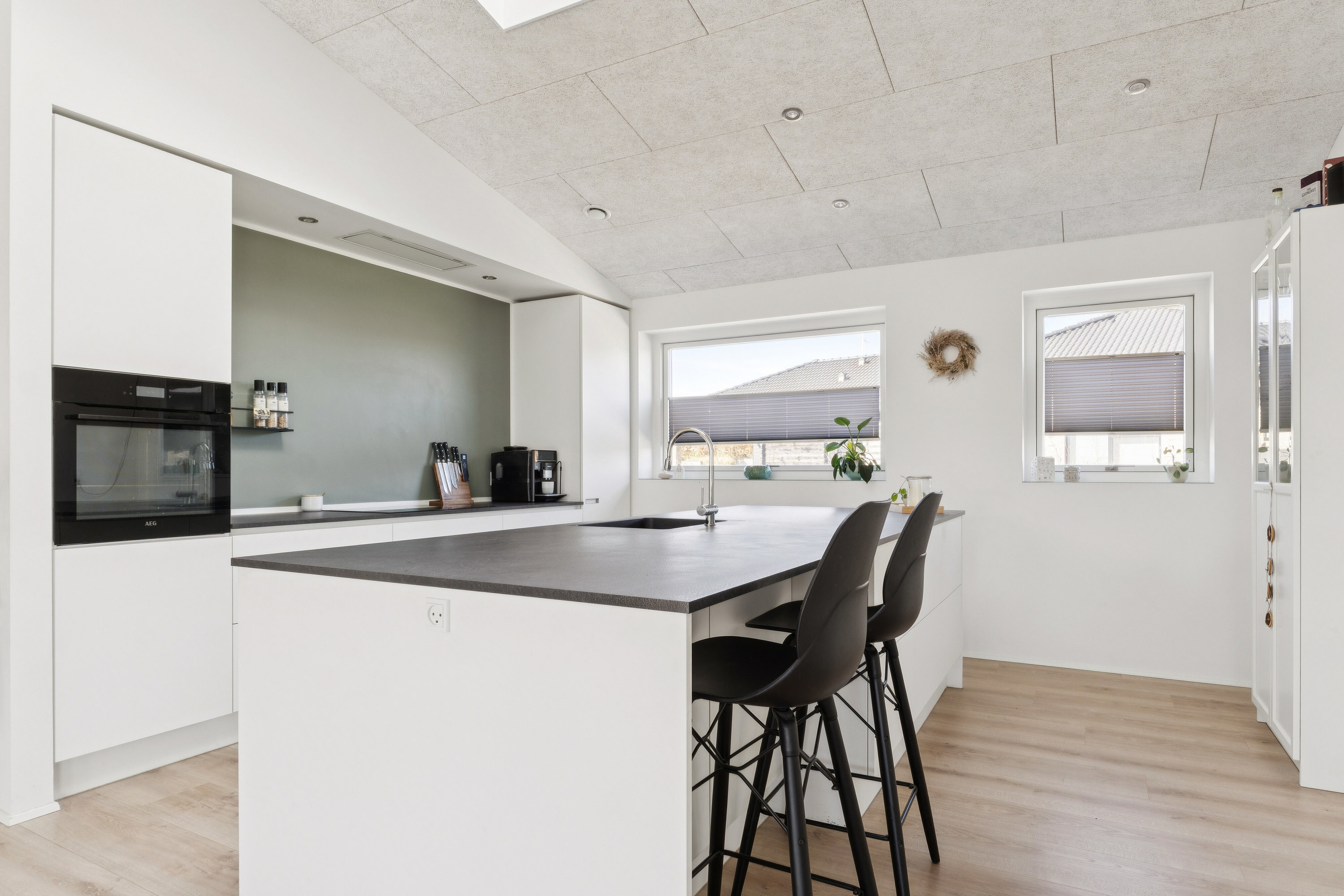 Fremhævet køkken billede i fuldskærmstilstand. Billede af Jytte Borbergs Vej 17, 8620 Kjellerup