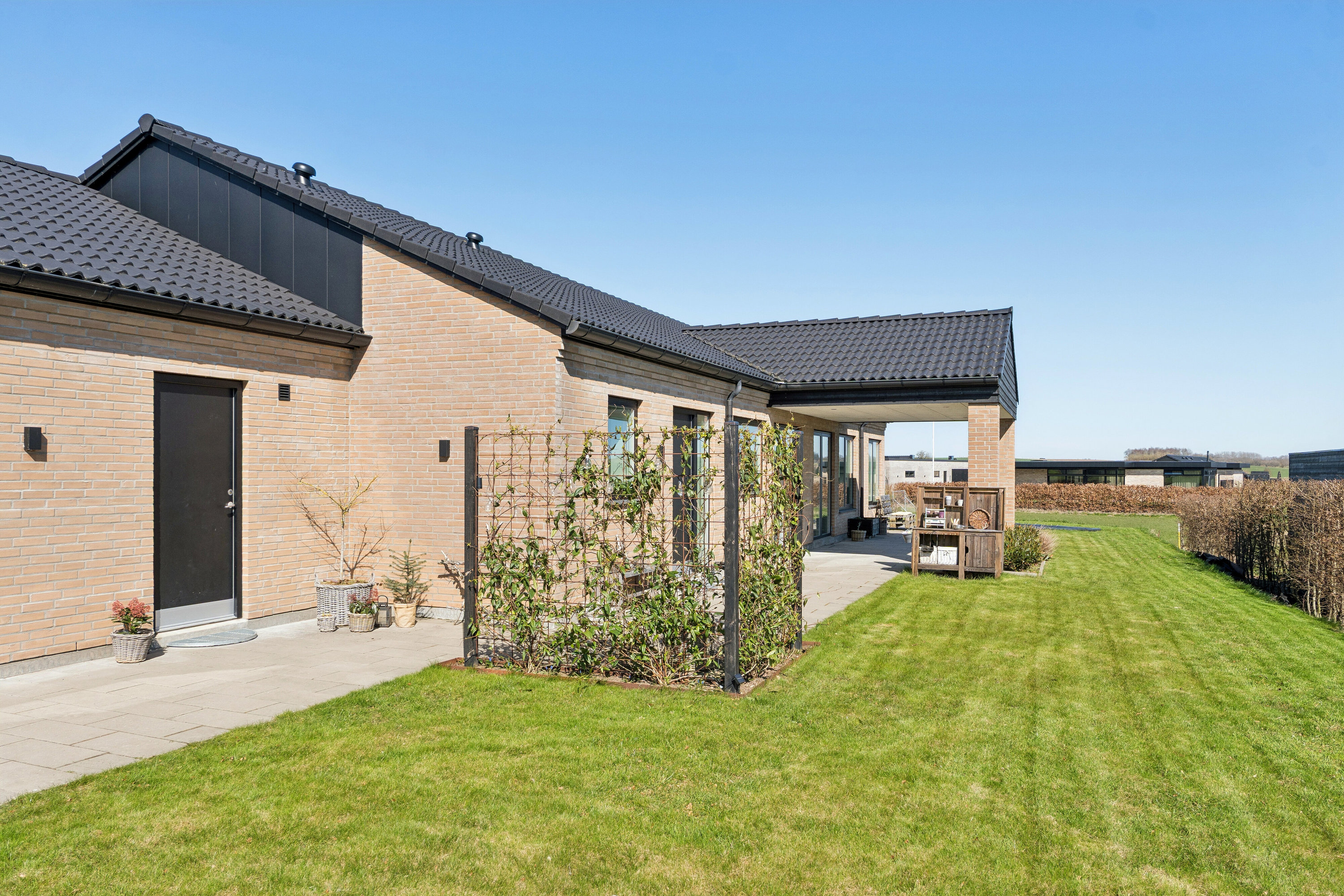 Fremhævet set fra haven billede i fuldskærmstilstand. Billede af Jytte Borbergs Vej 17, 8620 Kjellerup