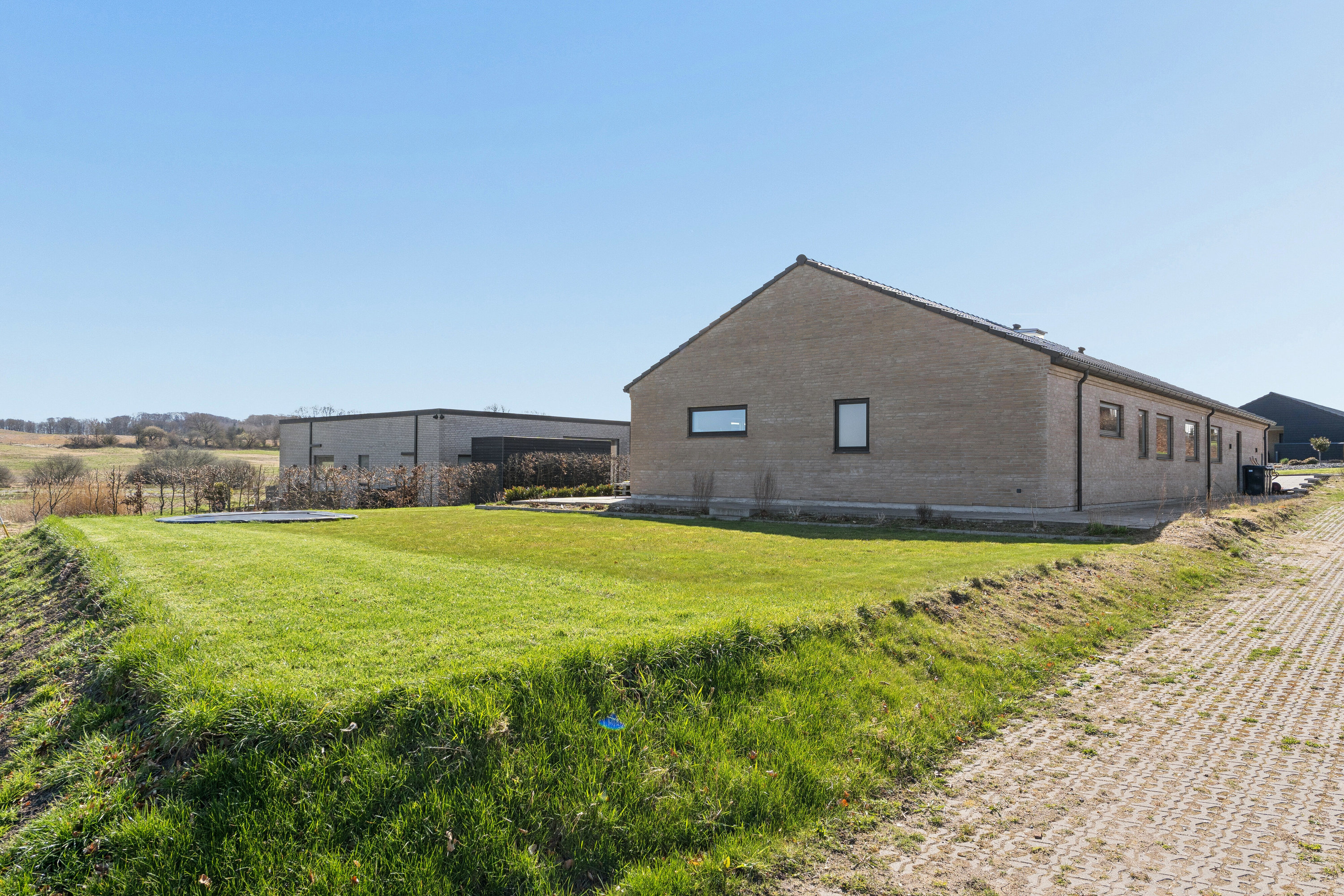 Fremhævet set fra haven billede i fuldskærmstilstand. Billede af Jytte Borbergs Vej 17, 8620 Kjellerup