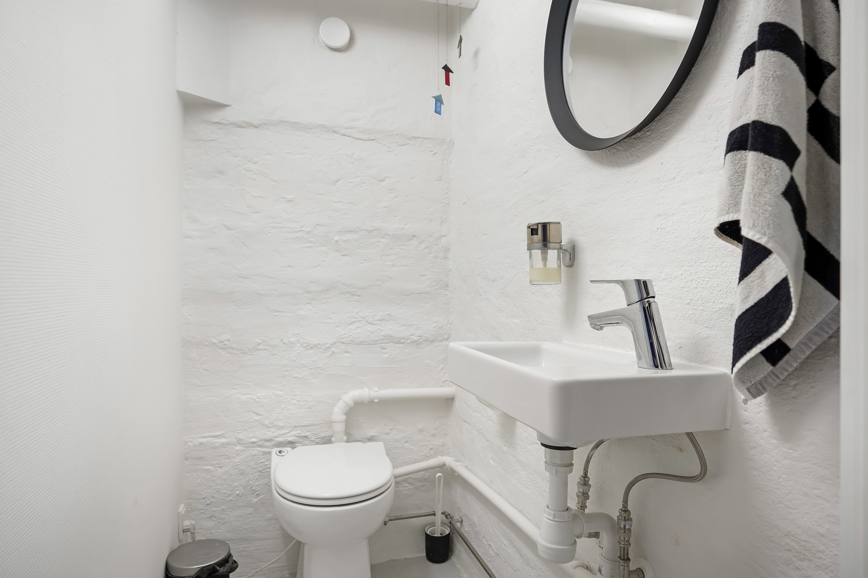 Fremhævet toilet billede i fuldskærmstilstand. Billede af Cederfeldsvej 11, 5230 Odense M