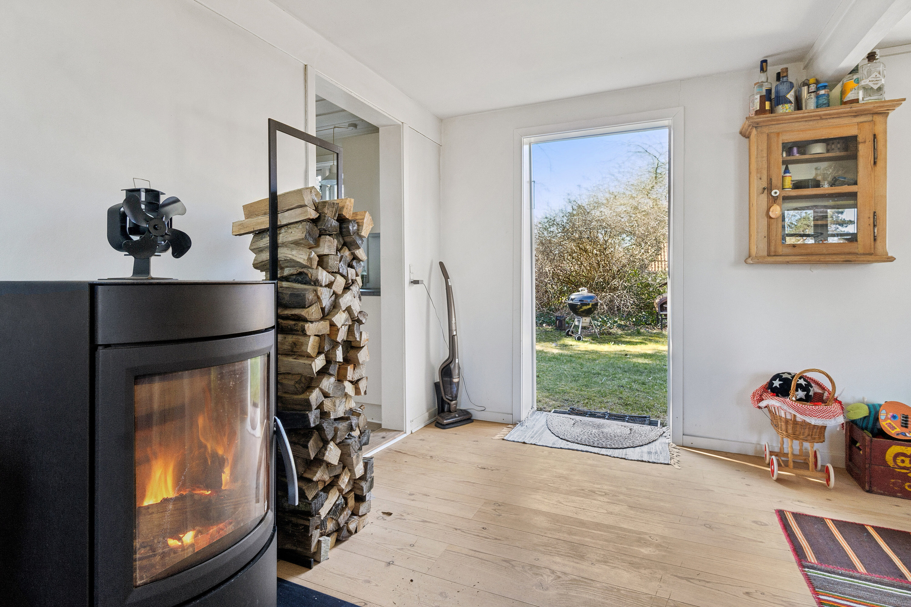 Fremhævet stue billede i fuldskærmstilstand. Billede af Bøjerenden 7, Snogebæk, 3730 Nexø