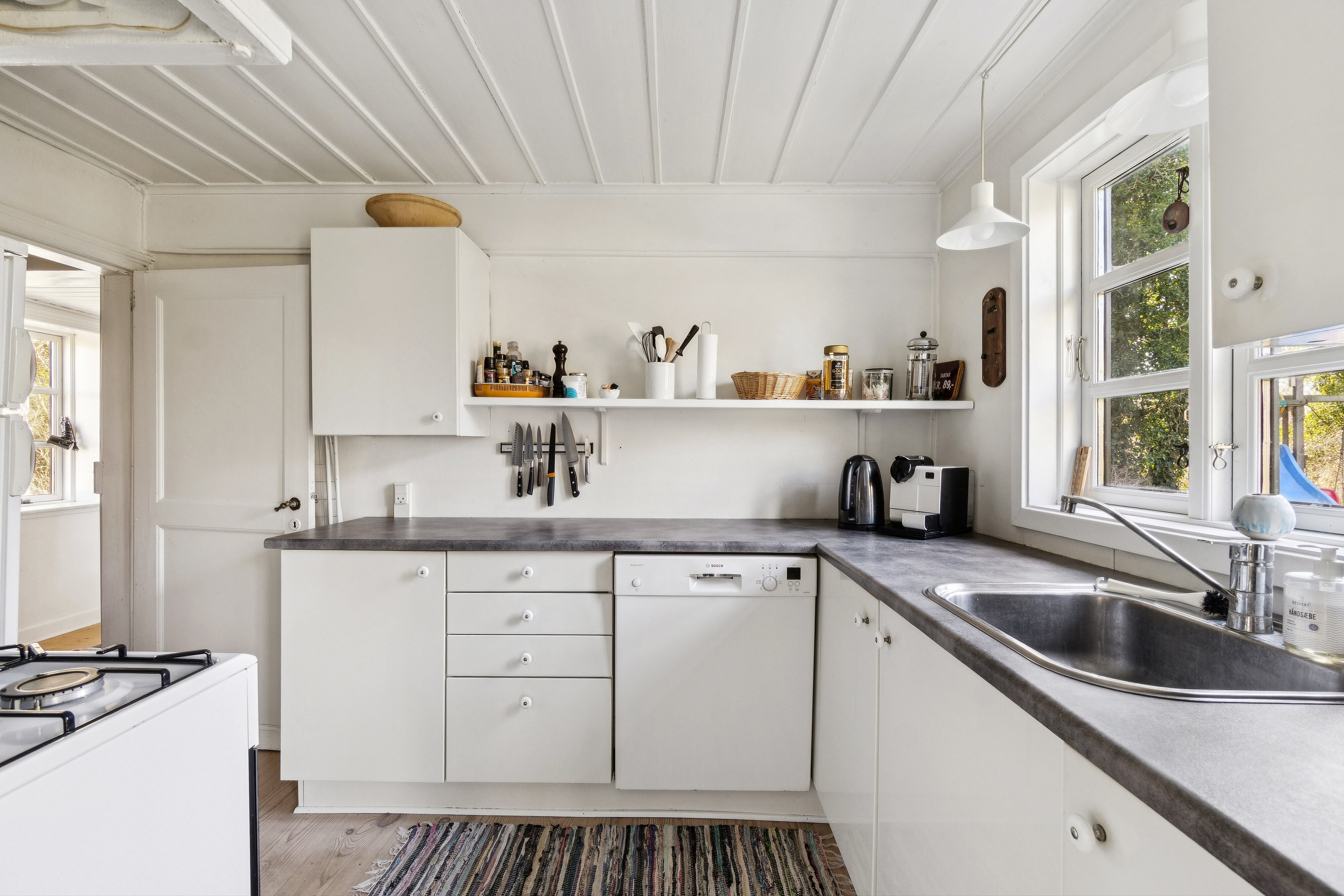 Fremhævet køkken billede i fuldskærmstilstand. Billede af Bøjerenden 7, Snogebæk, 3730 Nexø