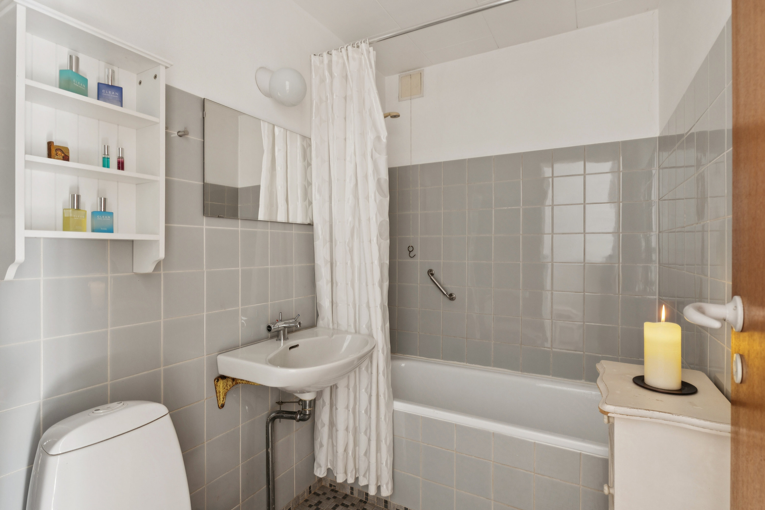 Fremhævet badeværelse billede i fuldskærmstilstand. Billede af Nørre Alle 22, 2600 Glostrup