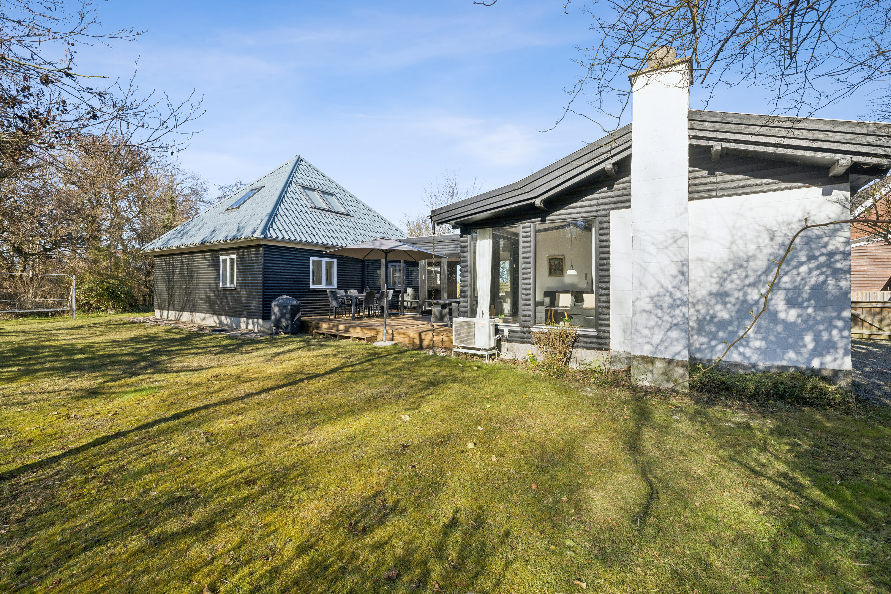 Fremhævet set fra haven billede i fuldskærmstilstand. Billede af Kystvej 7, Maemosen, 5871 Frørup