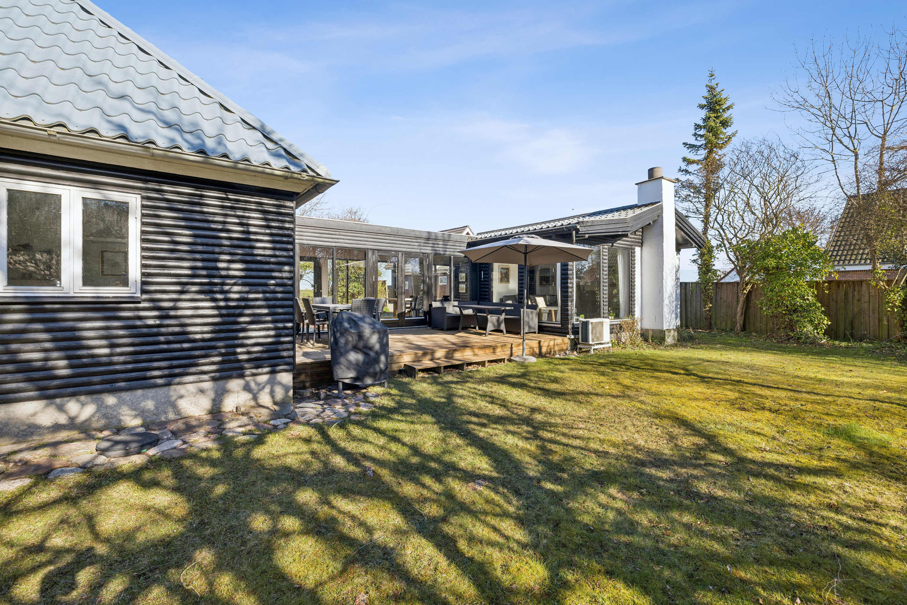 Fremhævet set fra haven billede i fuldskærmstilstand. Billede af Kystvej 7, Maemosen, 5871 Frørup