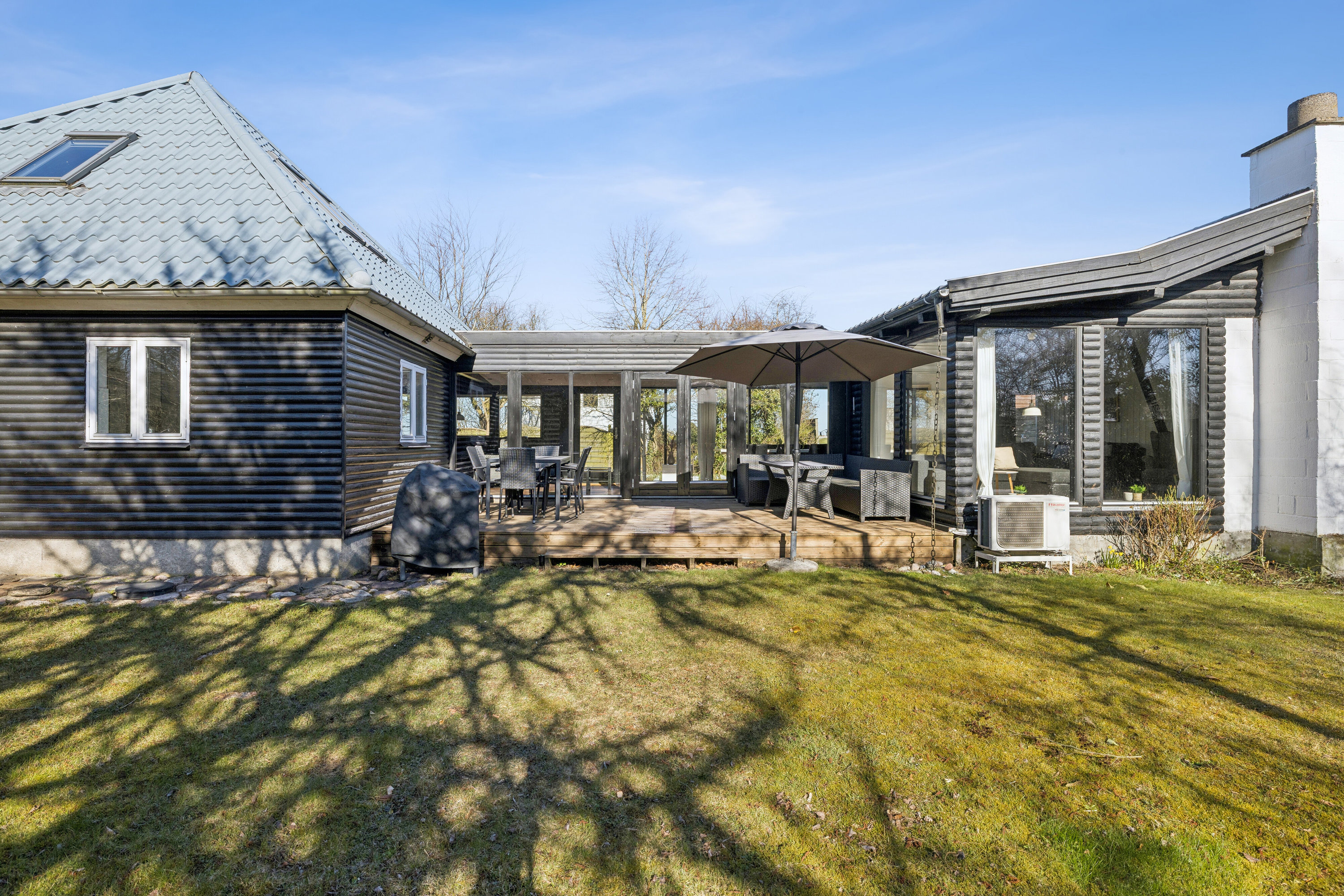 Fremhævet set fra haven billede i fuldskærmstilstand. Billede af Kystvej 7, Maemosen, 5871 Frørup