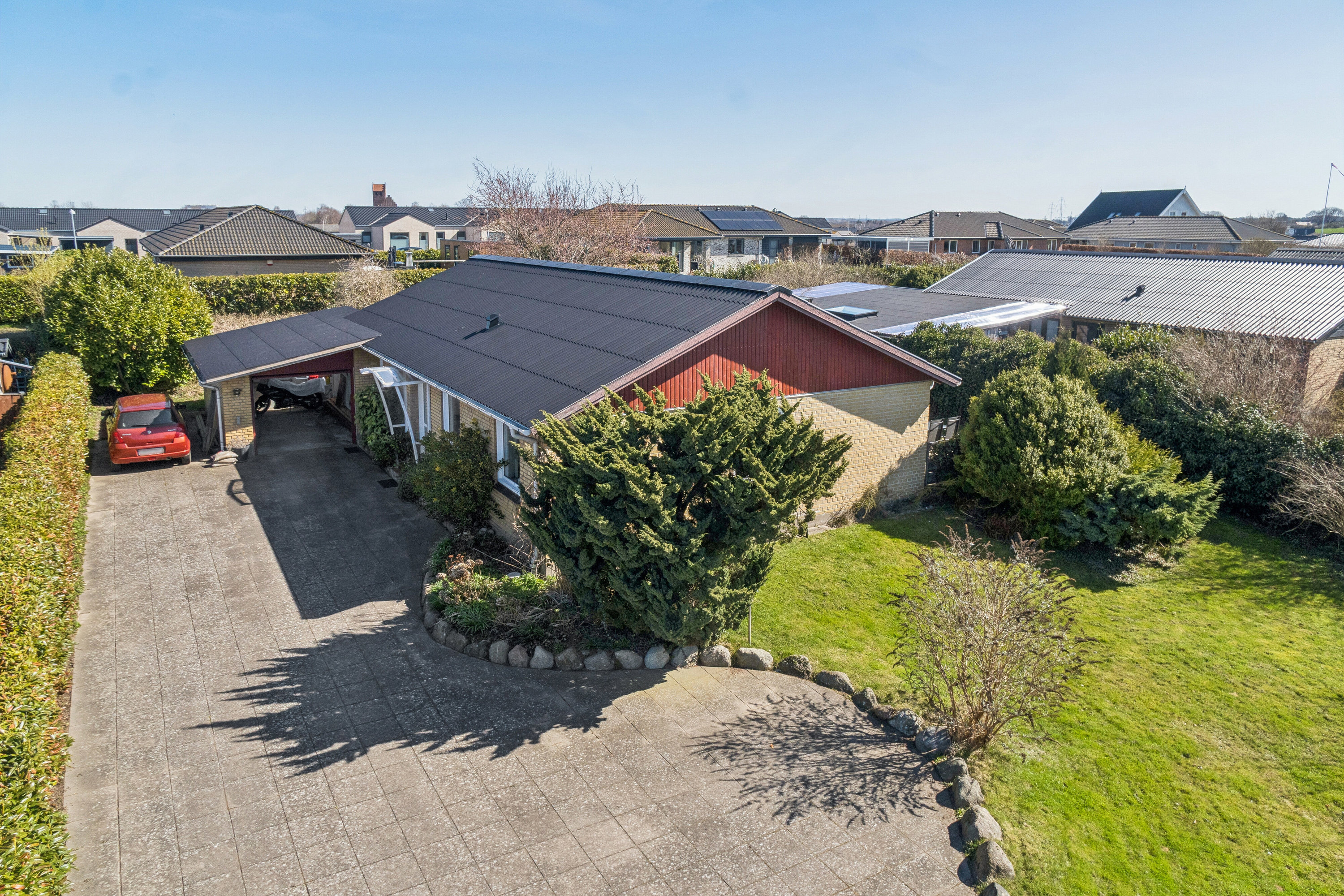 Fremhævet set fra vejen billede i fuldskærmstilstand. Billede af Kærmyssevej 11, Kregme, 3300 Frederiksværk