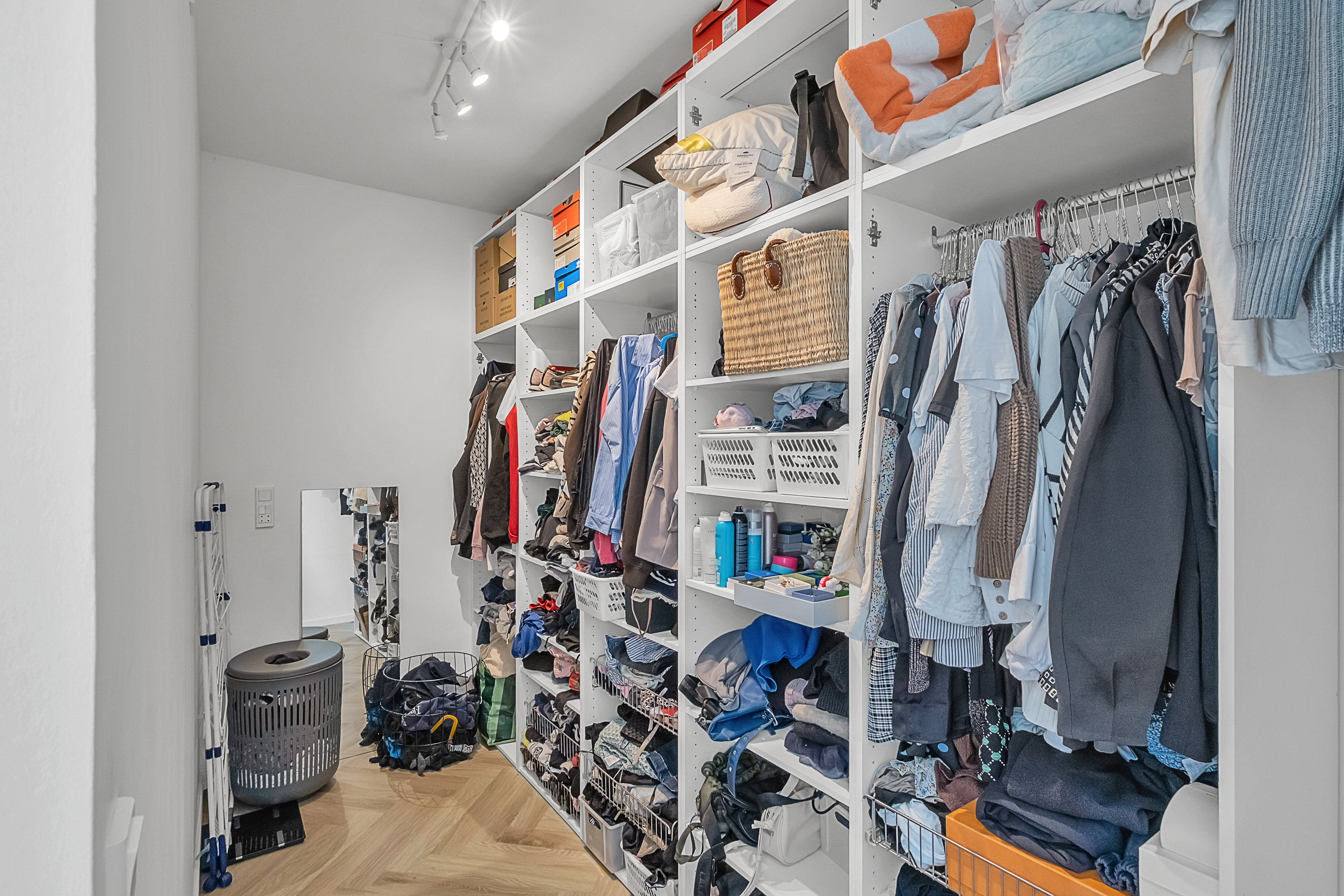 Fremhævet walkin closet billede i fuldskærmstilstand. Billede af Skanderborgvej 40, 1. 1., 8000 Aarhus C