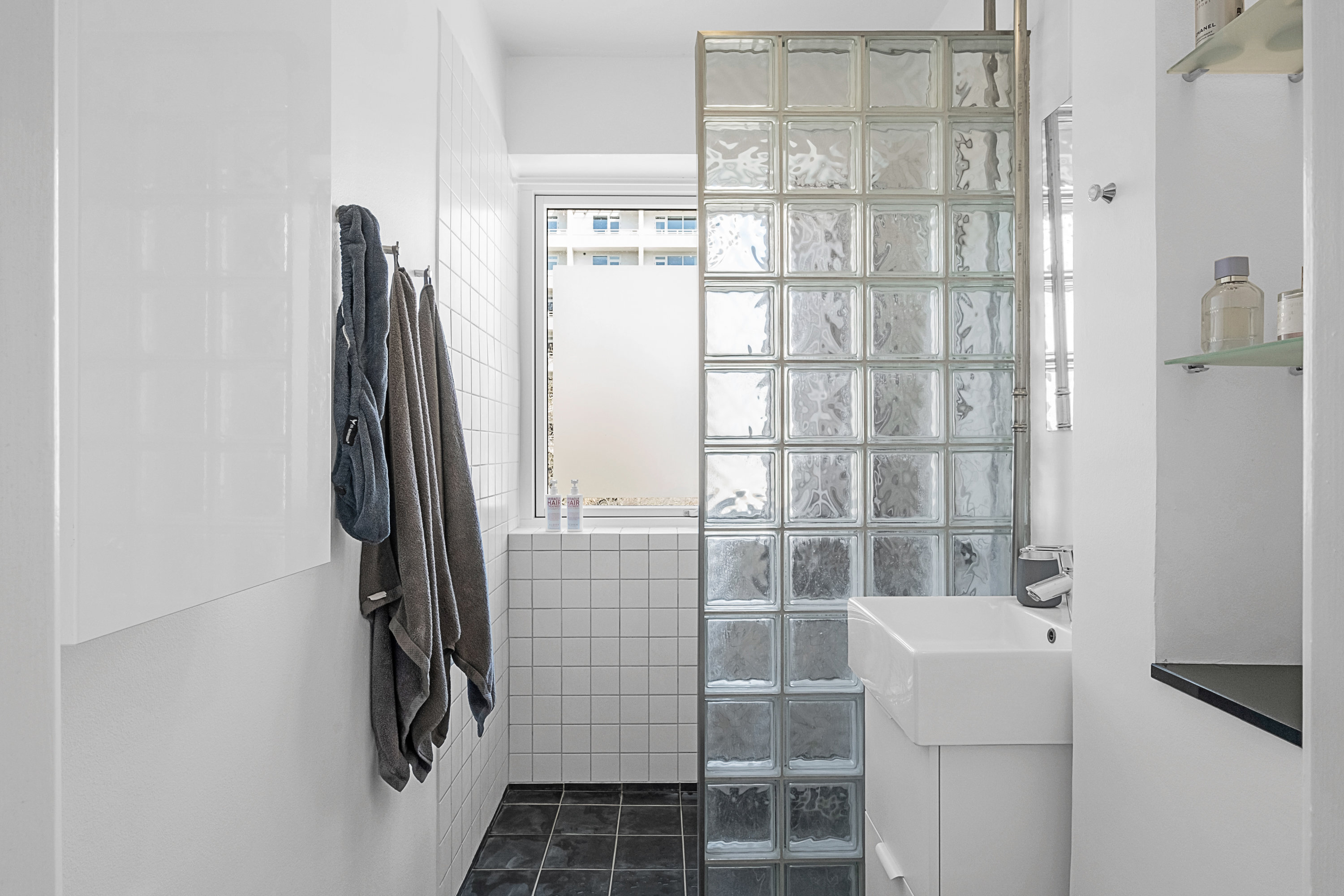 Fremhævet badeværelse billede i fuldskærmstilstand. Billede af Skanderborgvej 40, 1. 1., 8000 Aarhus C