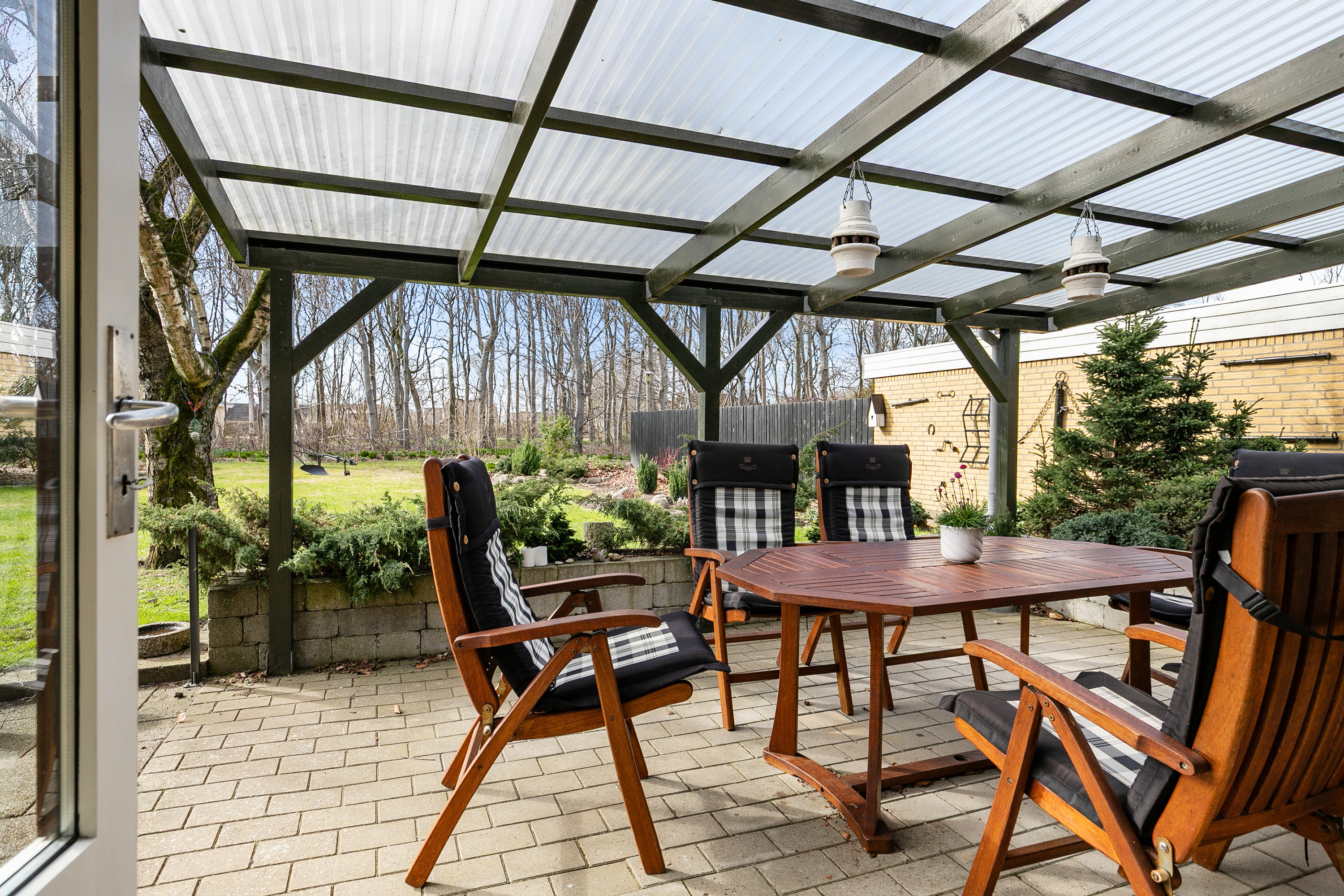 Fremhævet overdækket terrasse billede i fuldskærmstilstand. Billede af Forsytiavej 5, Serritslev, 9700 Brønderslev