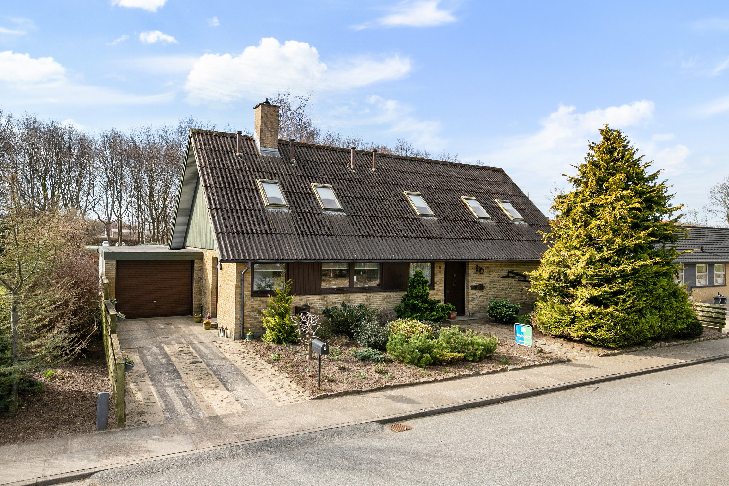 Fremhævet facade billede i fuldskærmstilstand. Billede af Forsytiavej 5, Serritslev, 9700 Brønderslev