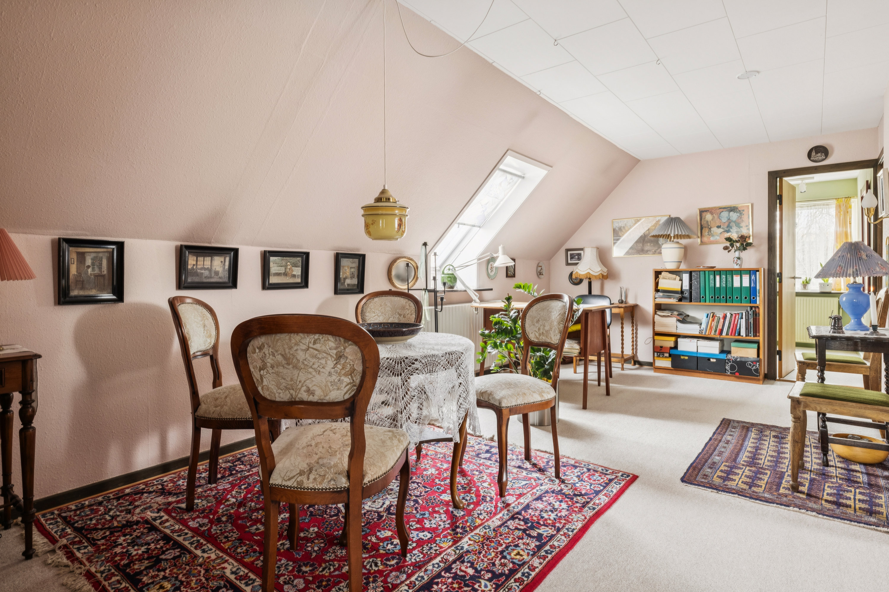 Fremhævet stue billede i fuldskærmstilstand. Billede af Kløvevej 26, Skørring, 8544 Mørke