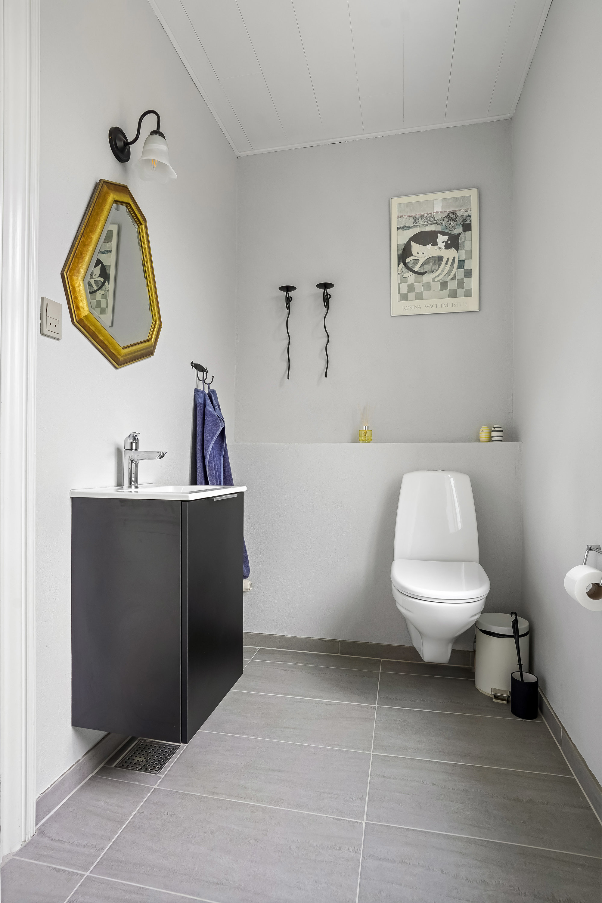 Fremhævet toilet billede i fuldskærmstilstand. Billede af Tofthøjvej 41, Tofthøj, 7321 Gadbjerg