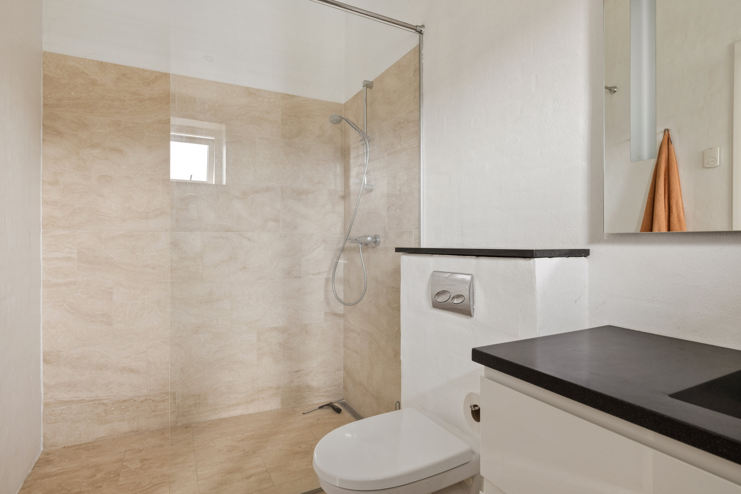 Fremhævet badeværelse billede i fuldskærmstilstand. Billede af Tyrrisvej 20A, Følle, 8410 Rønde