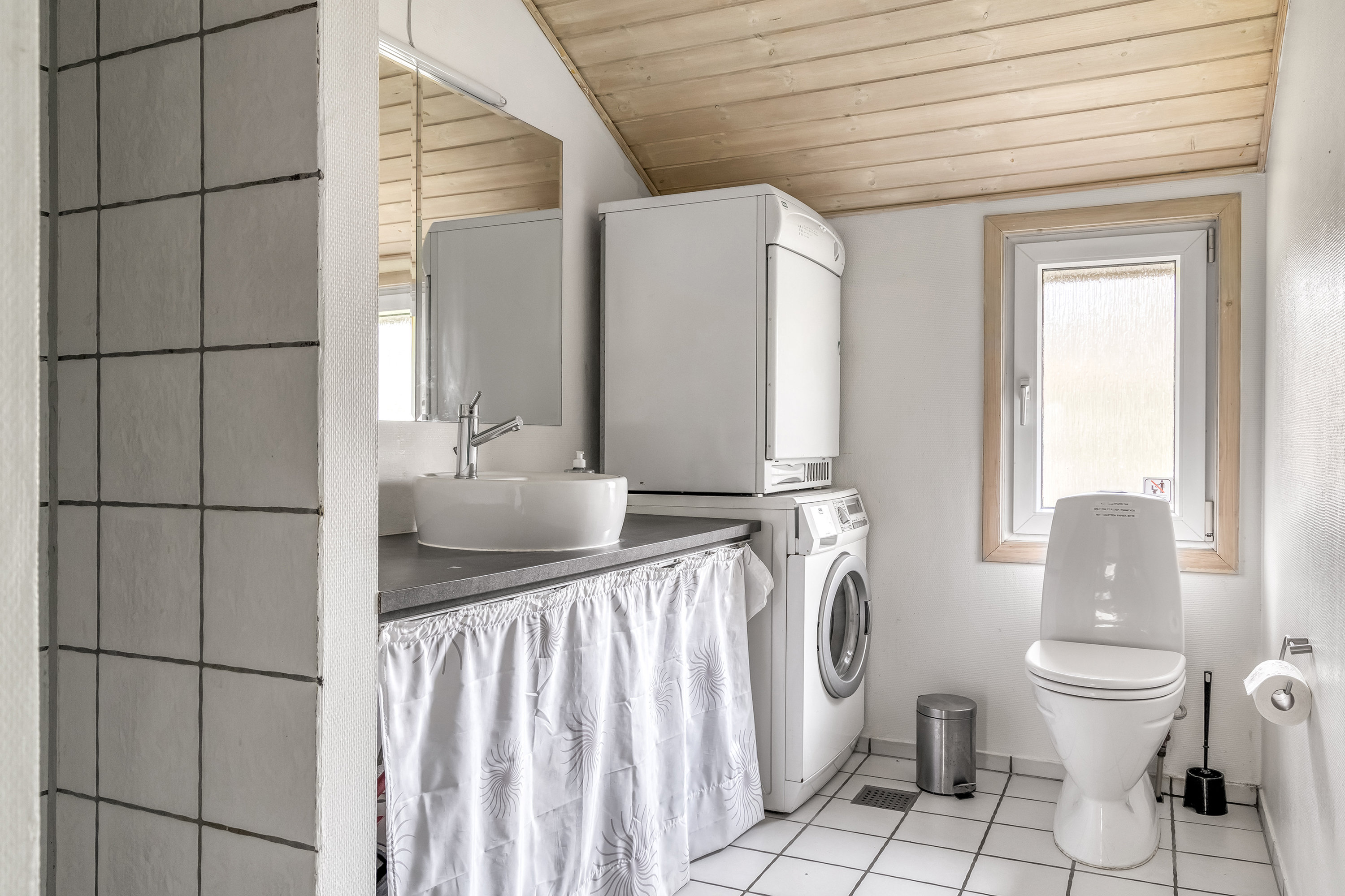 Fremhævet badeværelse billede i fuldskærmstilstand. Billede af Sandagervej 31, Udsholt, 3230 Græsted