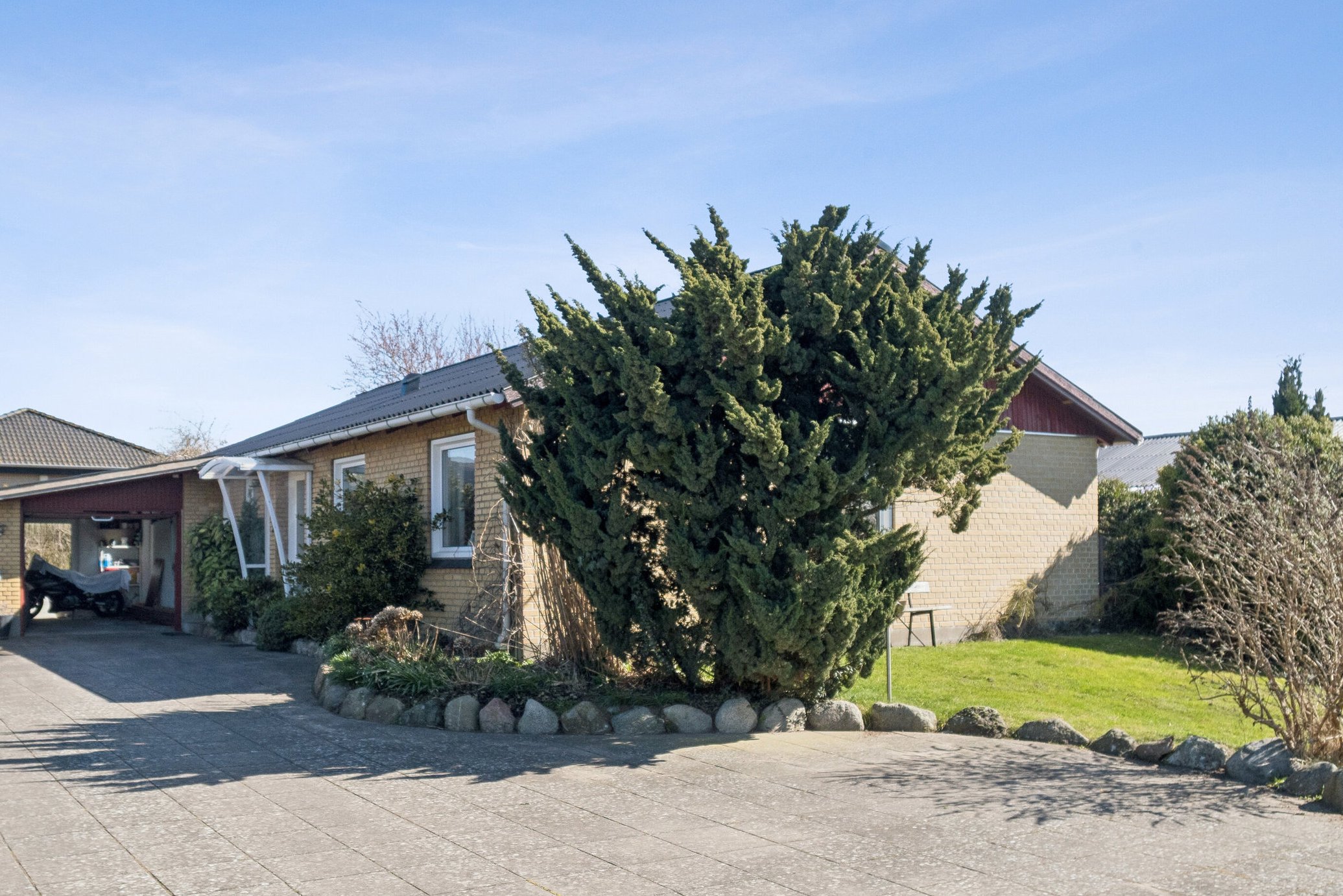 Fremhævet set fra vejen billede i fuldskærmstilstand. Billede af Kærmyssevej 11, Kregme, 3300 Frederiksværk