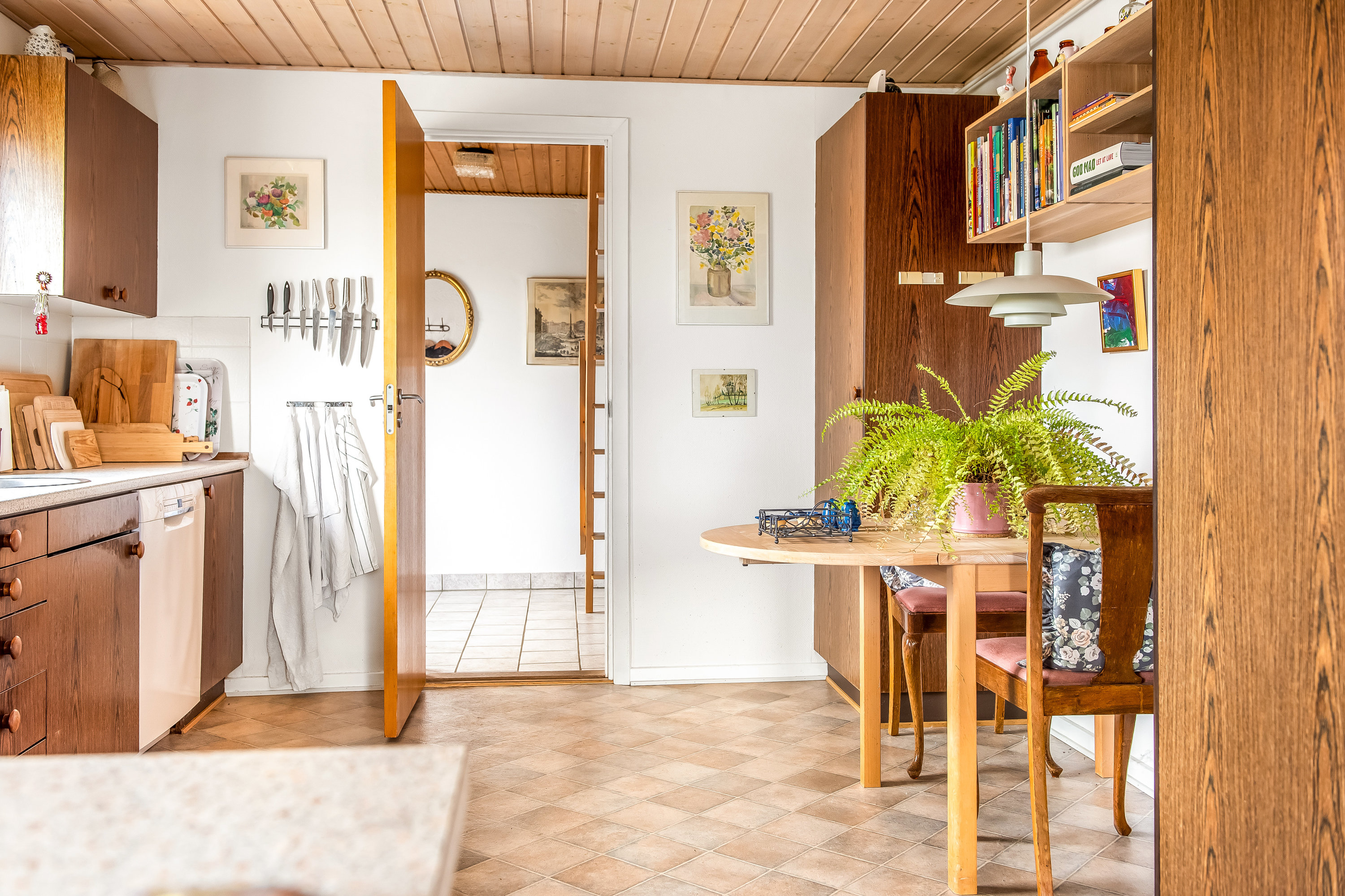 Fremhævet køkken alrum billede i fuldskærmstilstand. Billede af Houlindvej 50, Hove, 7620 Lemvig