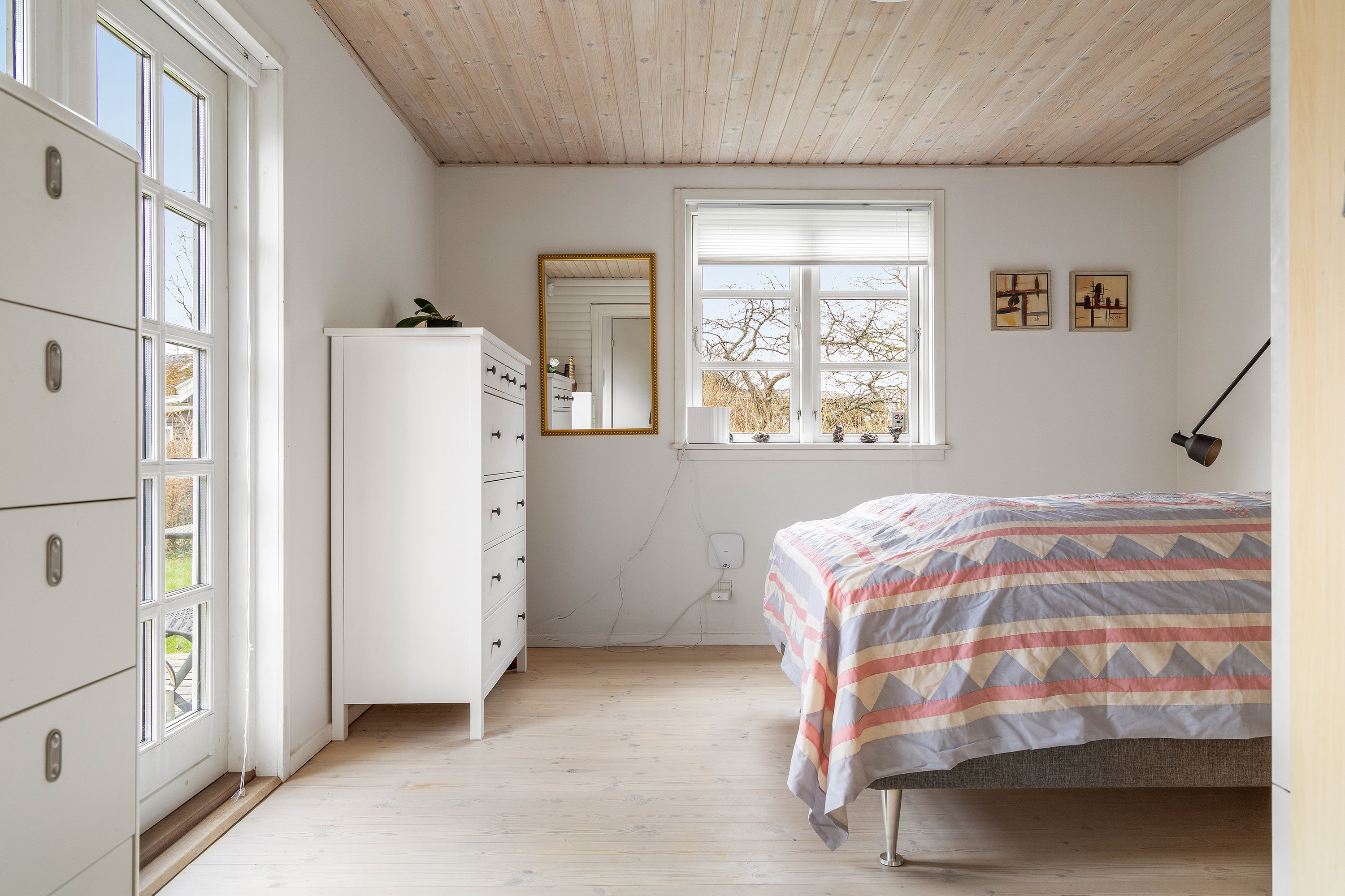 Fremhævet soveværelse billede i fuldskærmstilstand. Billede af Nellikevej 16, Smidstrup, 3250 Gilleleje