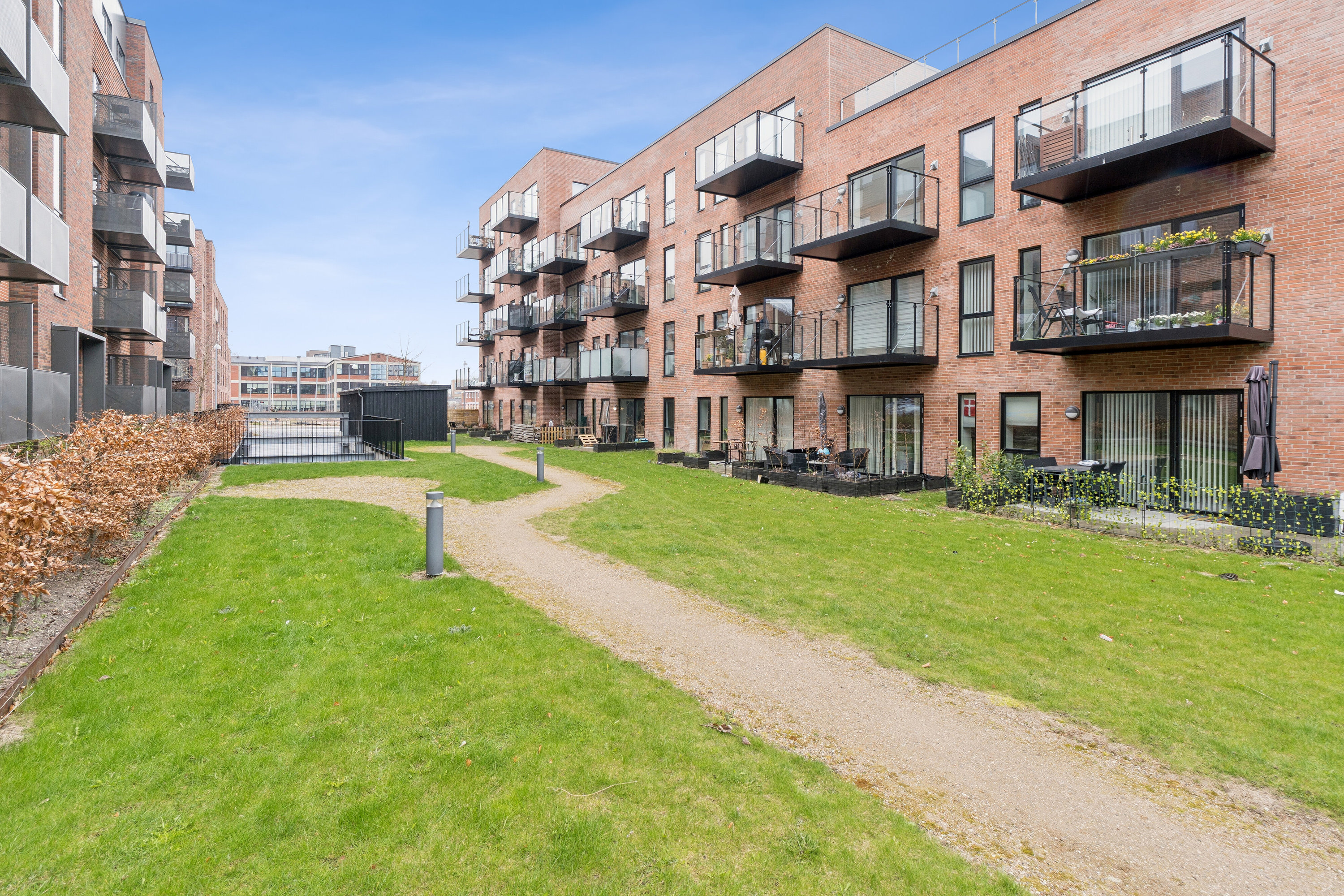 Fremhævet gårdmiljø billede i fuldskærmstilstand. Billede af Kirkebjerg Parkvej 10B, 3. th., 2605 Brøndby