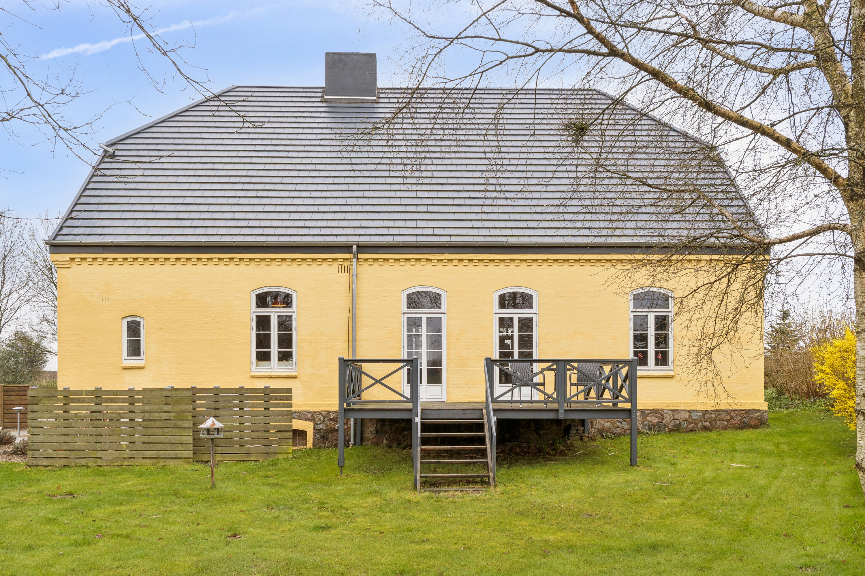 Fremhævet set fra haven billede i fuldskærmstilstand. Billede af Sønderhavvej 3, Hønsnapmark, 6340 Kruså